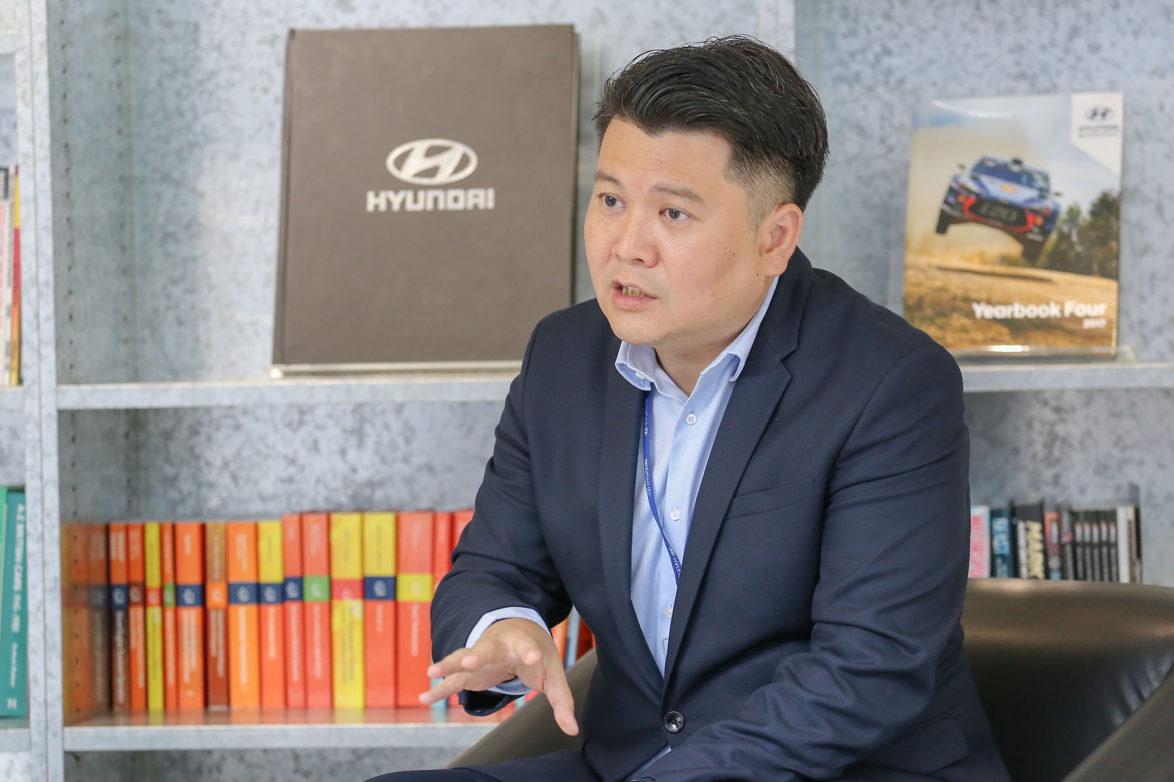 詹協理表示，當台灣充電站數量達到 5,000 座，就會規劃導入電動車；Hyundai 也預估台灣將於 2022 年至 2023 年間達到這個數字。