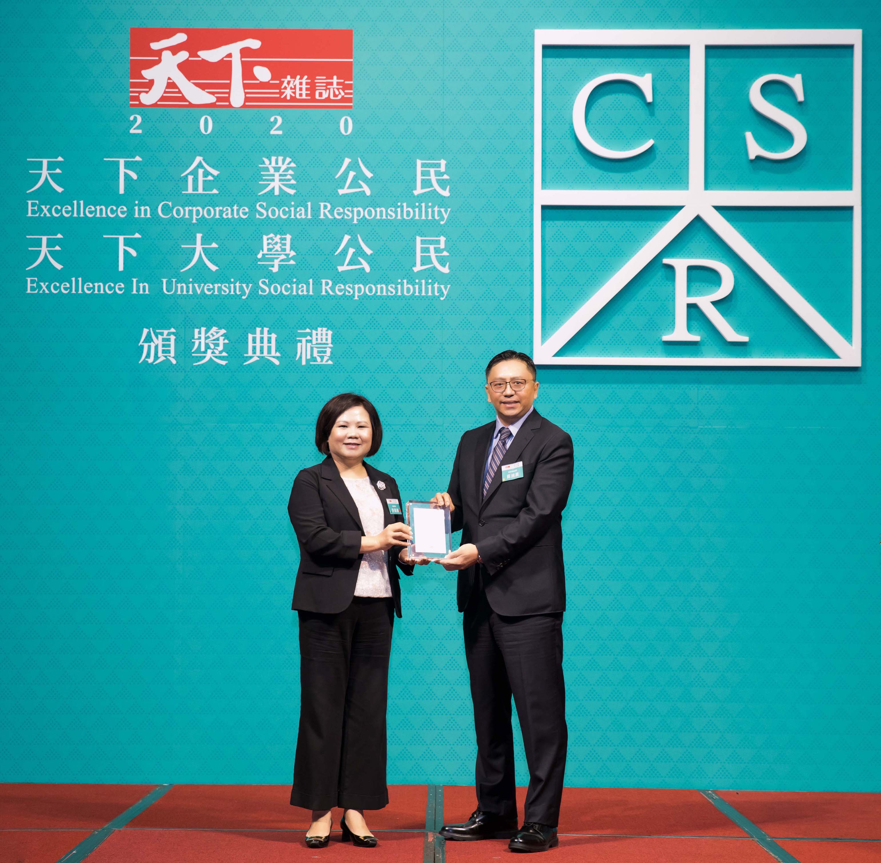 和泰汽車榮獲2020天下企業公民獎第八名，總經理蘇純興(右)與頒獎人勞動部部長許銘春(左)合影。