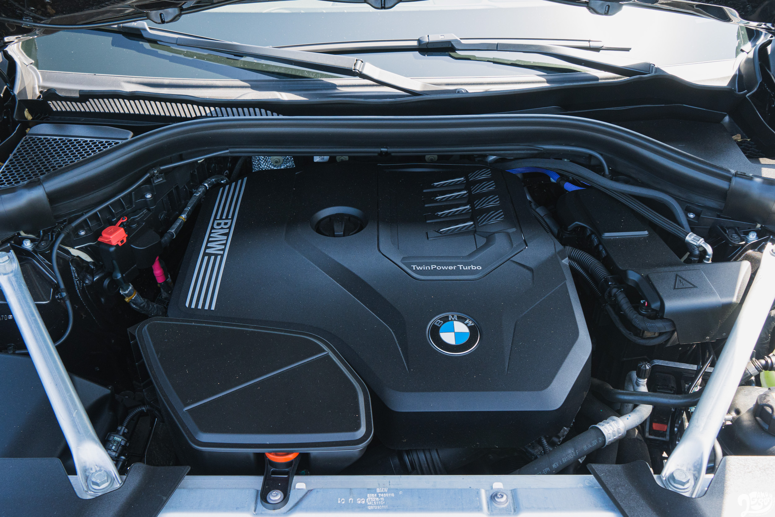 代號 B48 的 2.0 升直四渦輪引擎已經在 BMW 旗下幾乎所有產品線遍地開花；雖然在動力上歸因於排放法規緣故有稍微下修，但 48V 複合動力的進駐讓實際體感幾乎沒有差異。