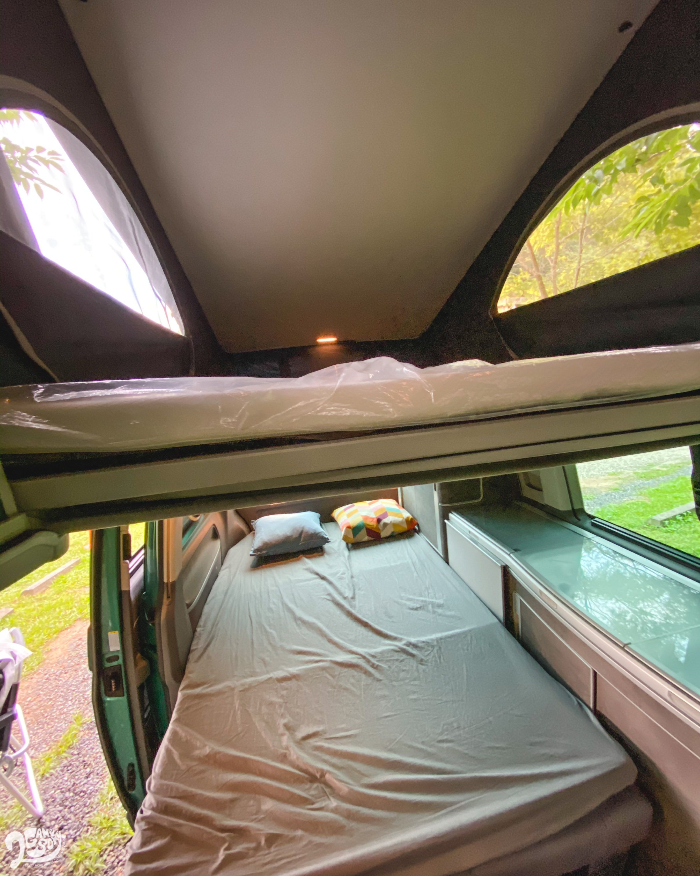 上舖不需要時,中央隔板可以往上推,創造挑高格局。