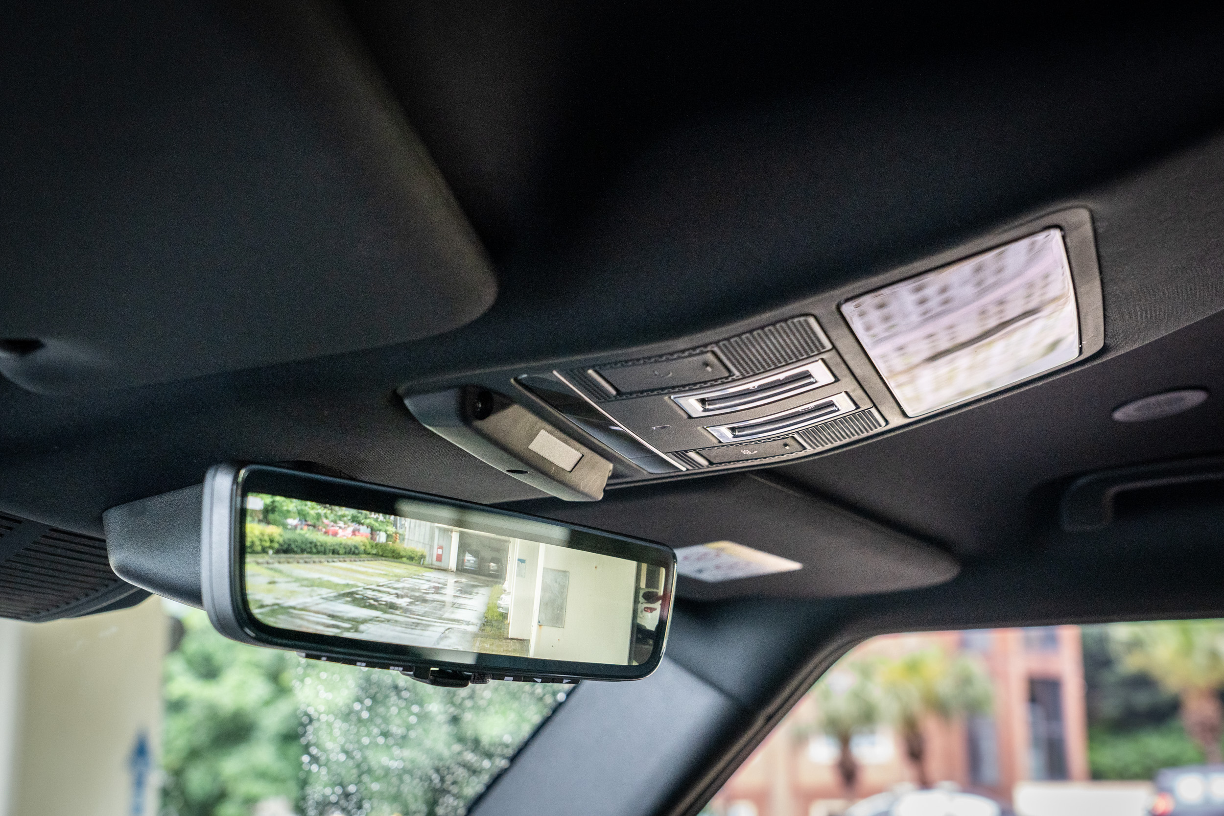 標配 ClearSight 電子車內後視鏡。