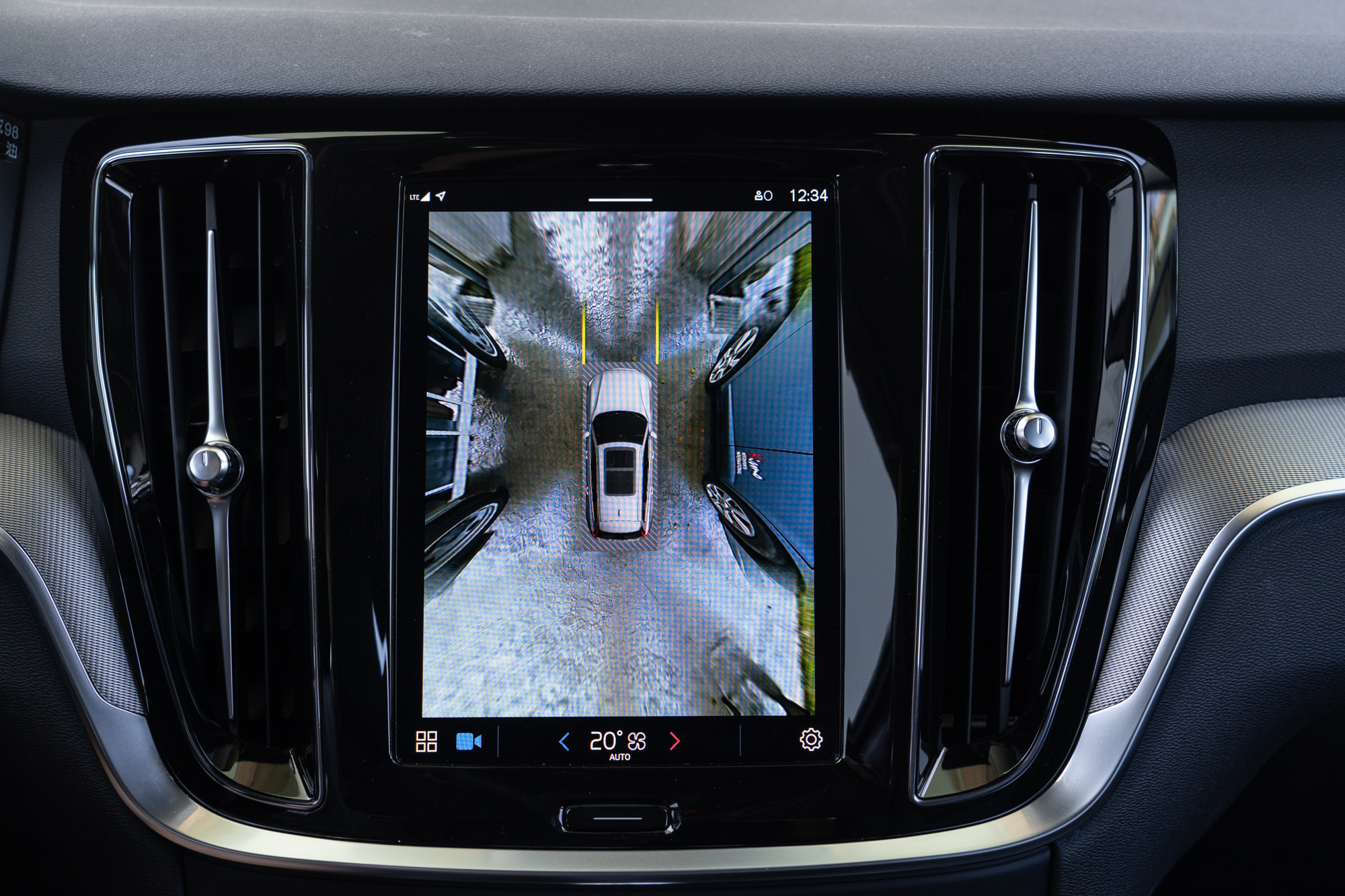 360度還車輔助攝影機附車頭180度視角輔助，可協助駕駛更輕易判斷車身周遭環境，提升用車安全。