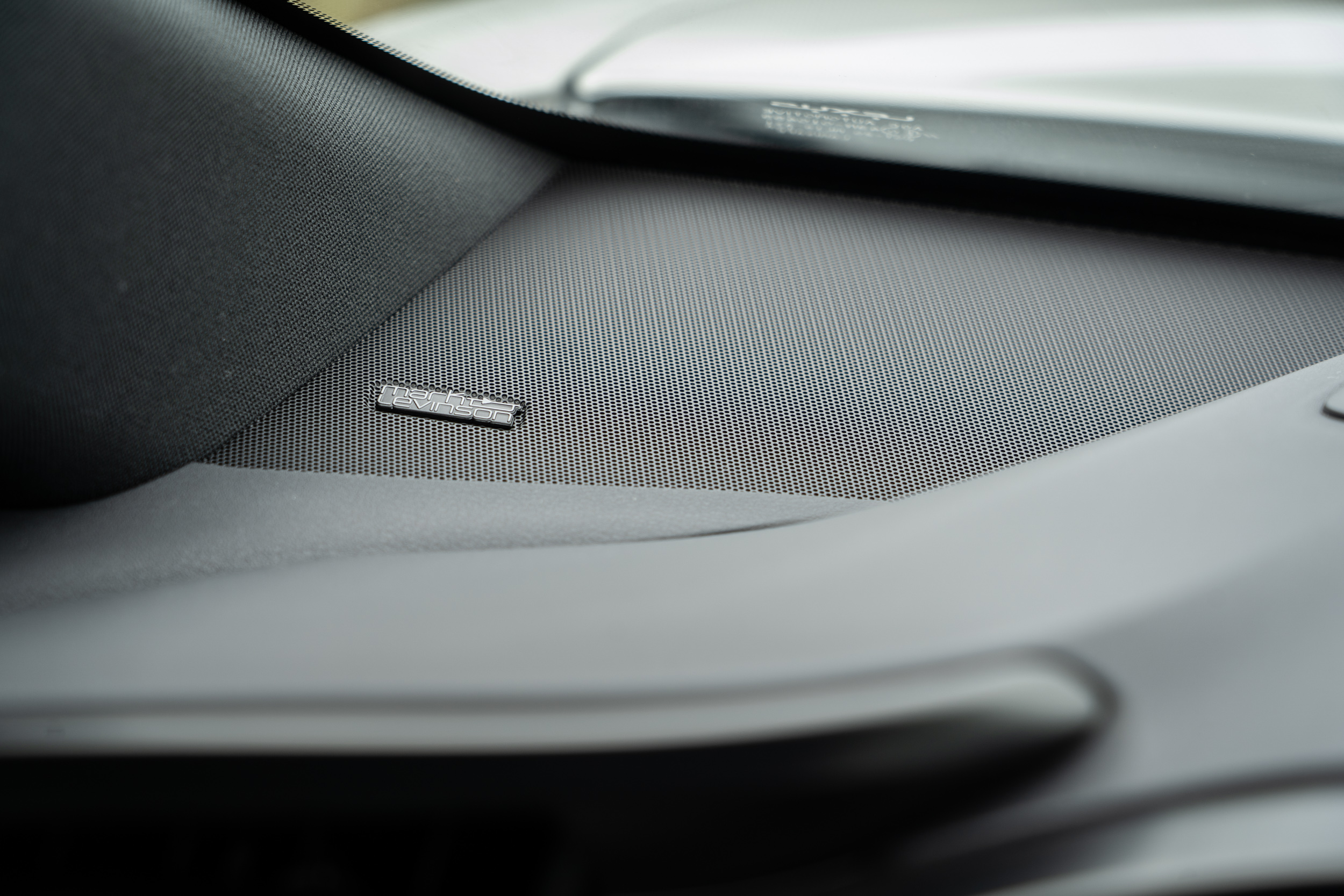 配備的Mark Levinson®Premium Surround具備13支揚聲器。