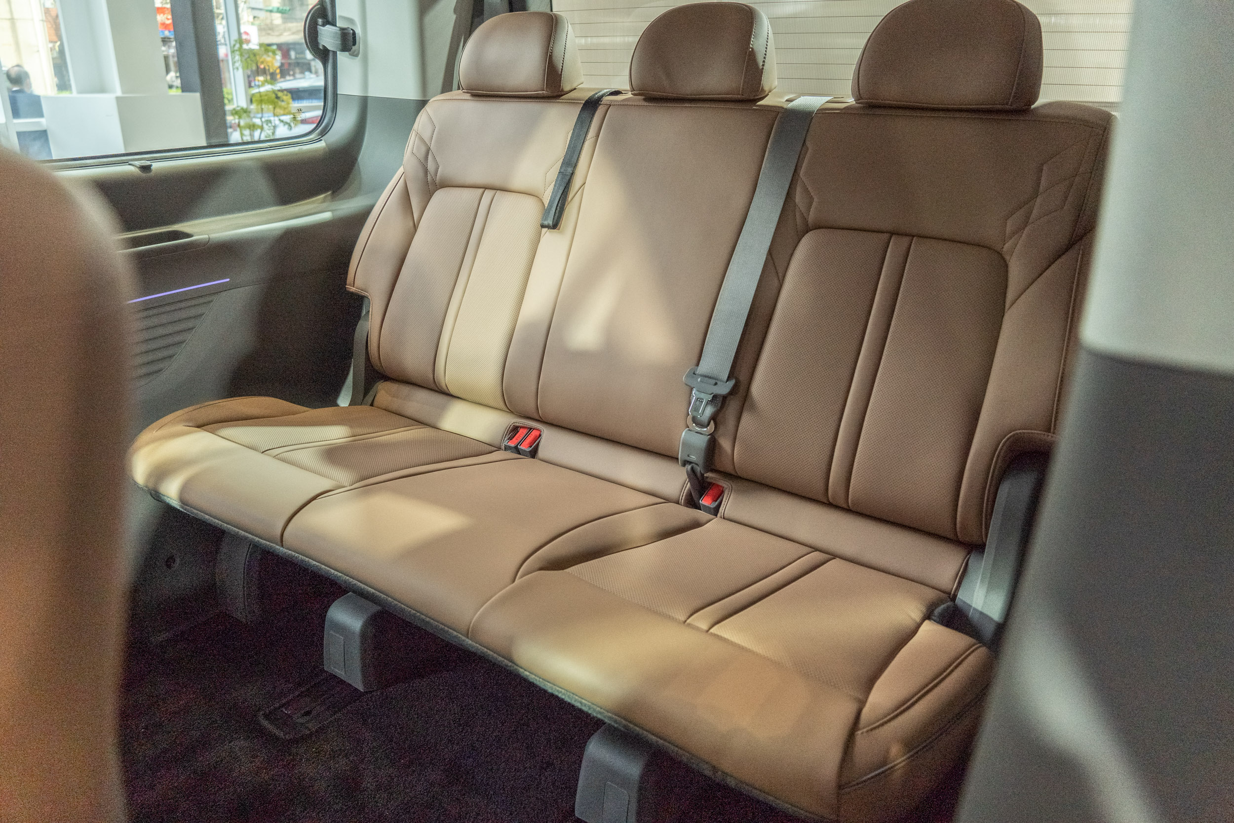 第三排為三人座座椅。