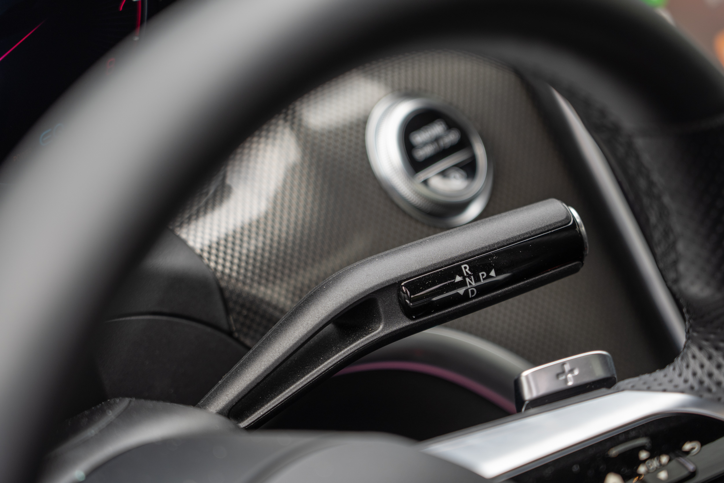 動力銜接 9G-TRONIC 九速手自排,原廠數據顯示可於 6 秒內完成 0-100km/h 加速過程。