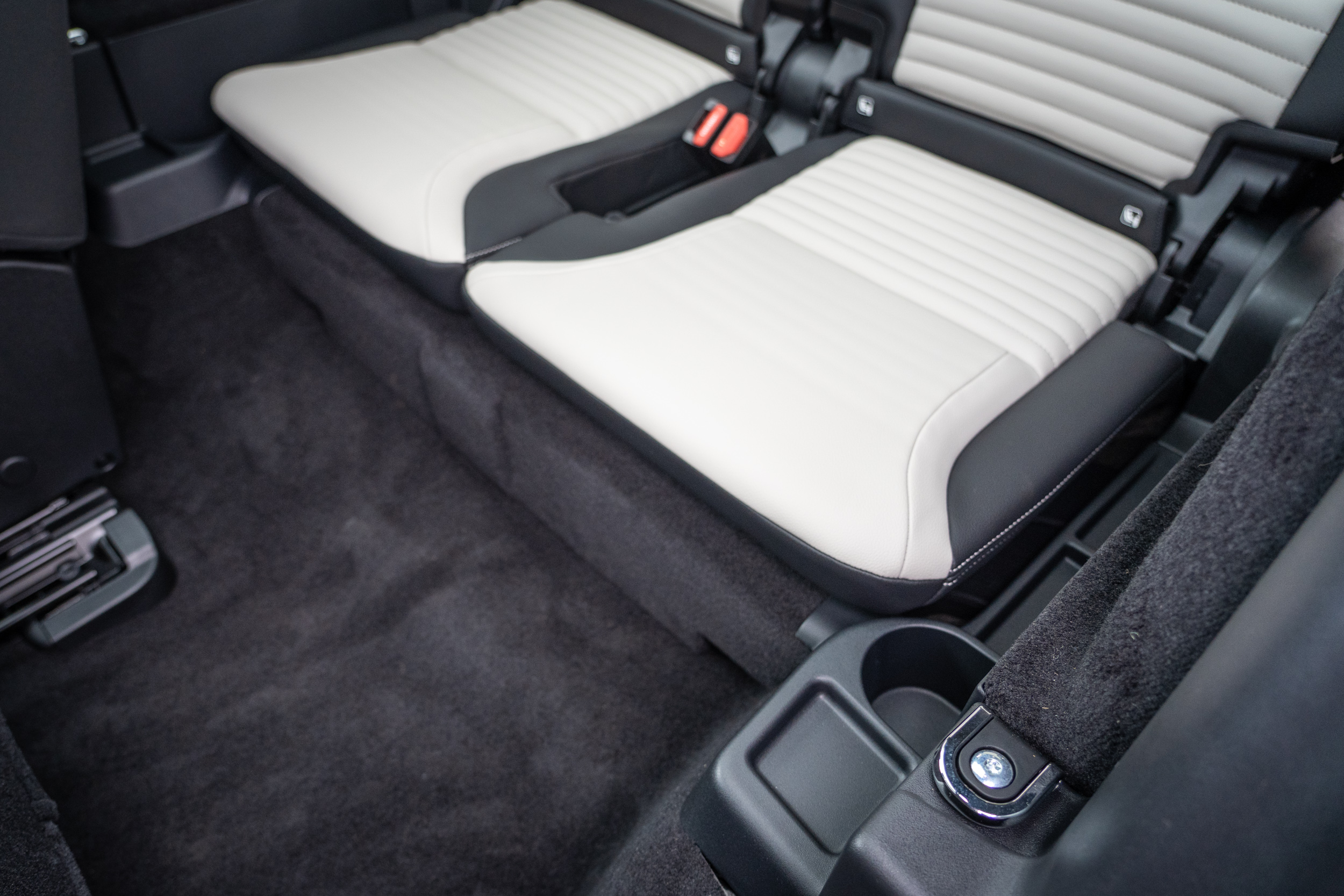 第三排座椅兩側提供置杯架設計。