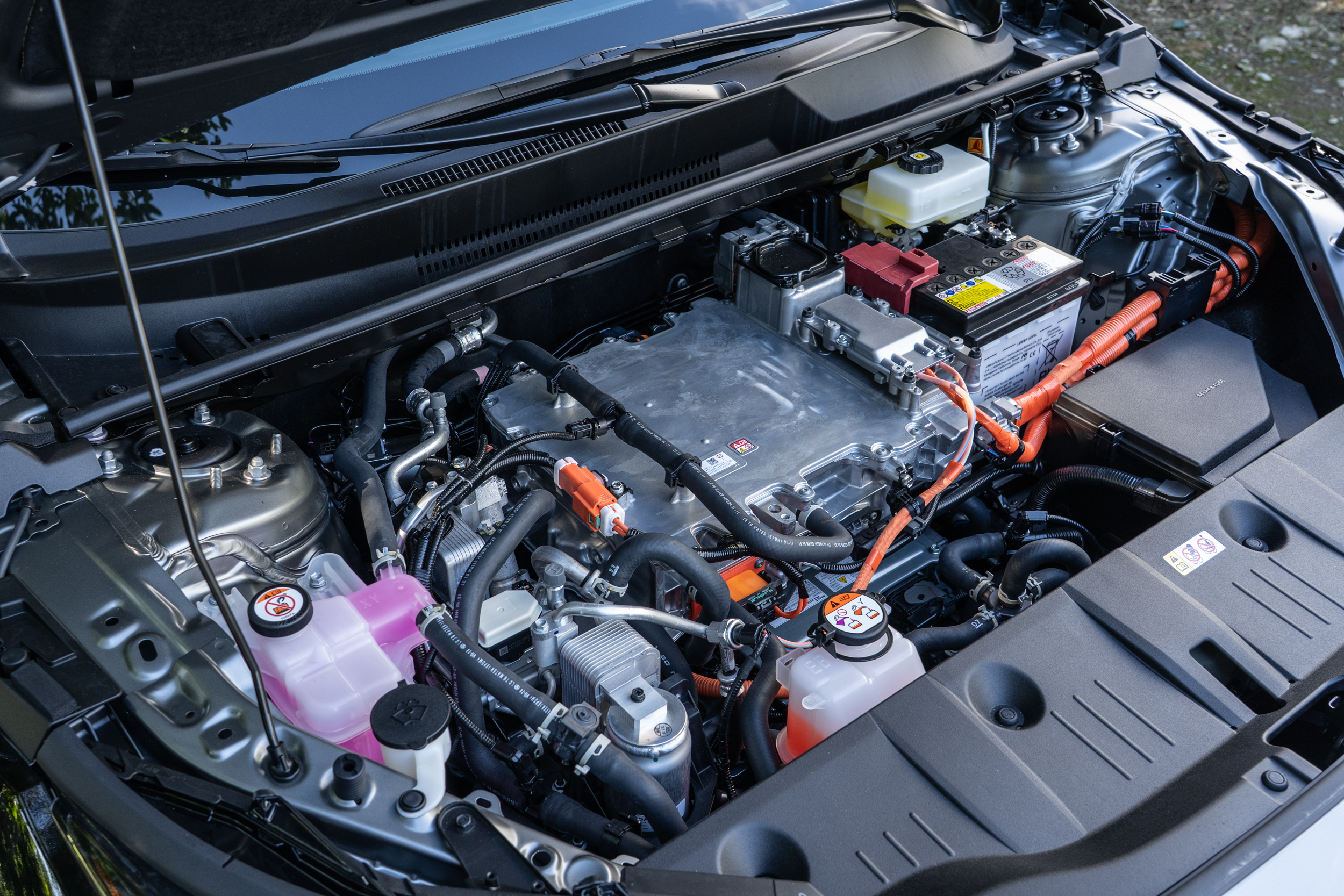 前引擎蓋下方為機電配置，並無額外置物空間。