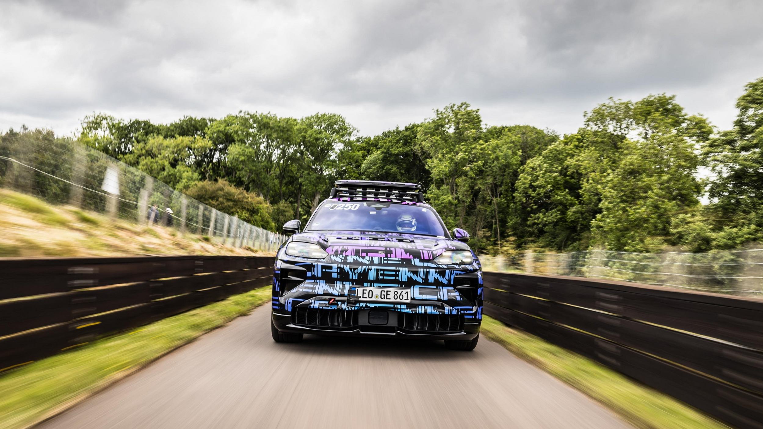 Goodwood 亮相確認，偽裝版電動 Cayenne 首現身！