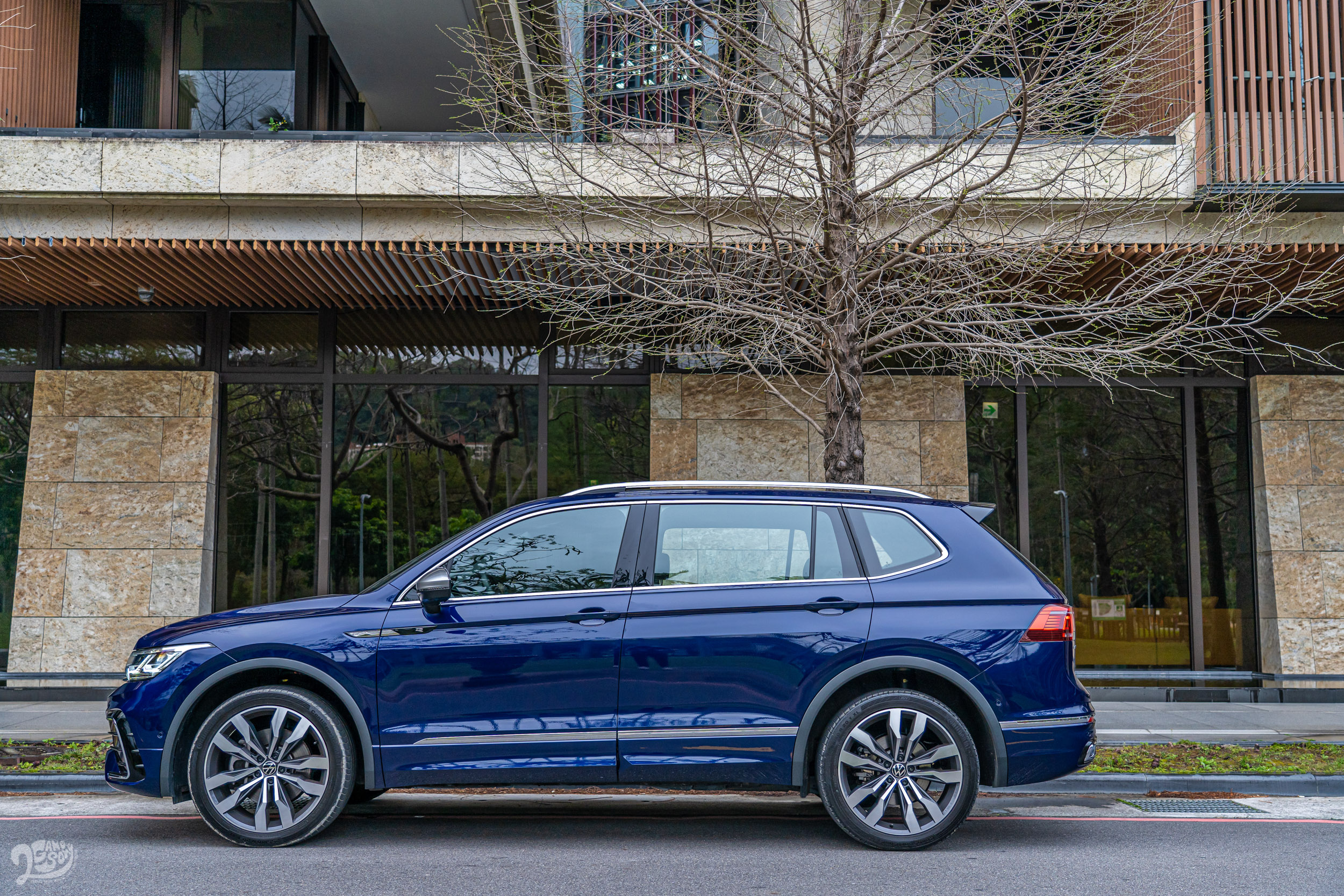 以配備完整度、以及運動化的視覺觀感而言,Tiguan Allspace 380 TSI R-Line Performance 確實能夠給予接近滿分的水準。