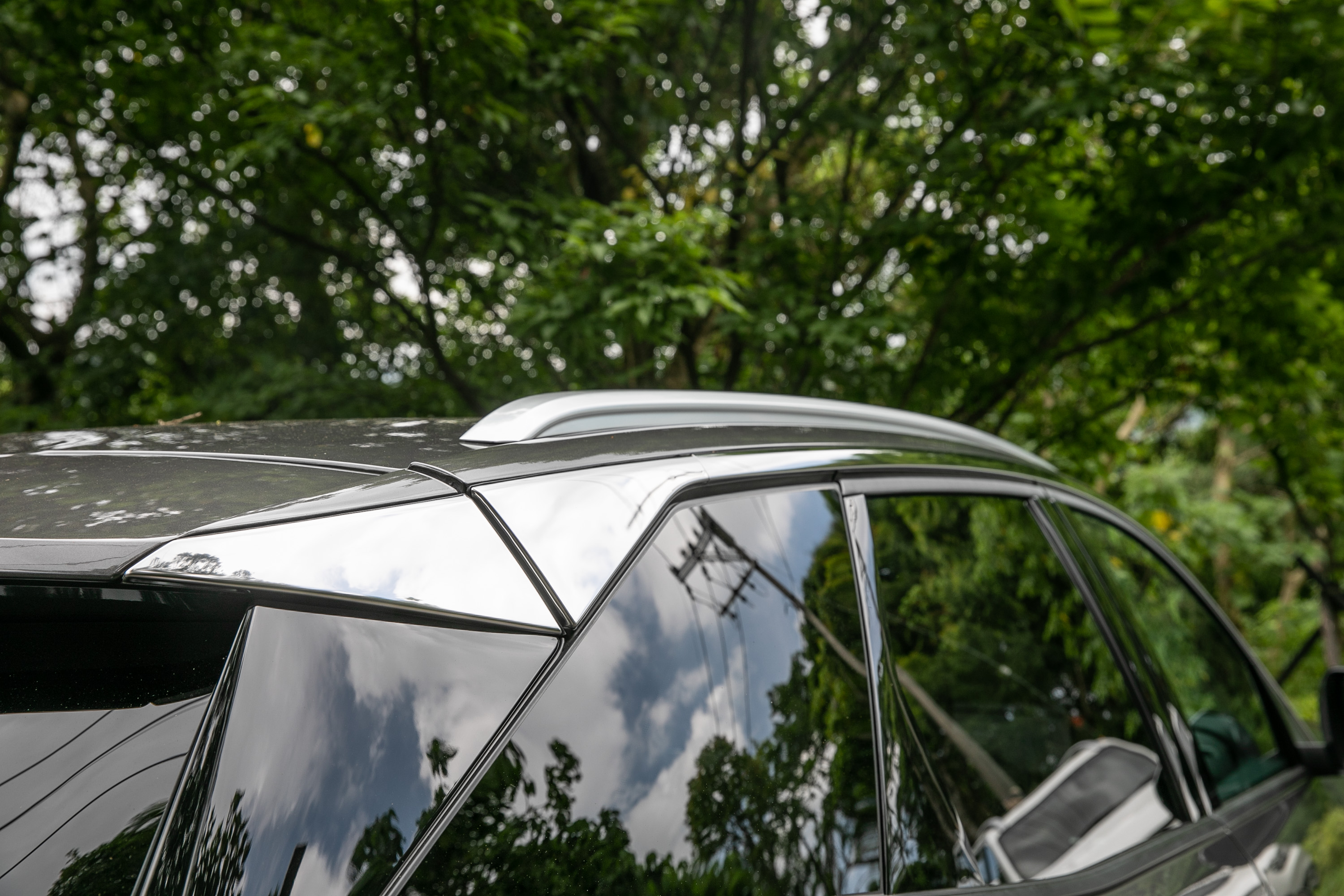 從 C 柱角度欣賞,更可發現不同材質與顏色搭配出的巧妙。