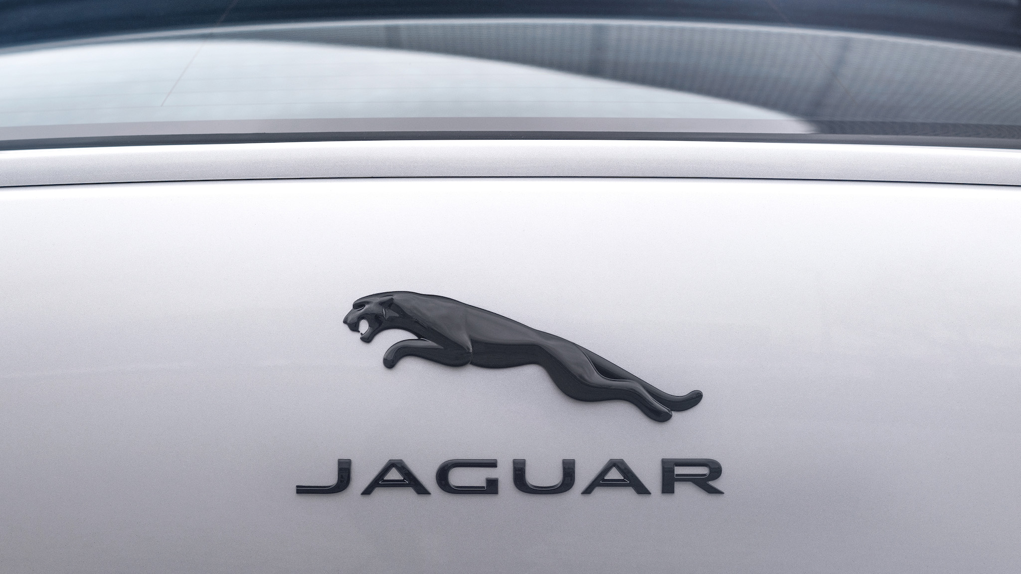 Black Pack 黑色套件則將車尾的「躍豹」徽飾及車型字樣換上消光黑設計。