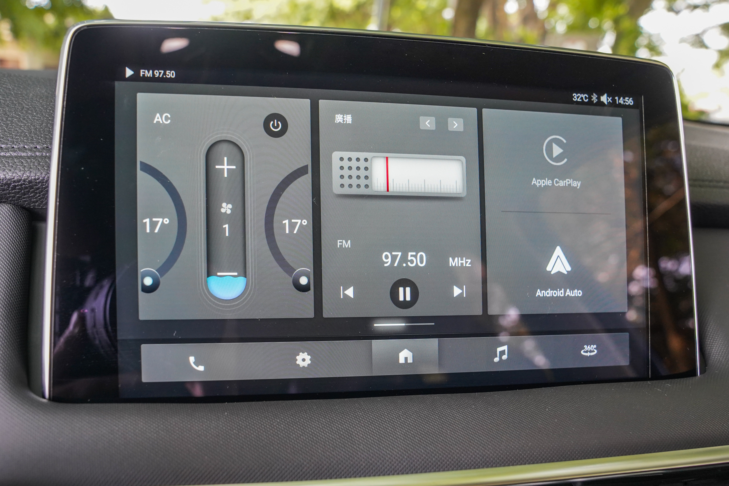 中控臺上方 10.1 吋的懸浮式觸控螢幕。