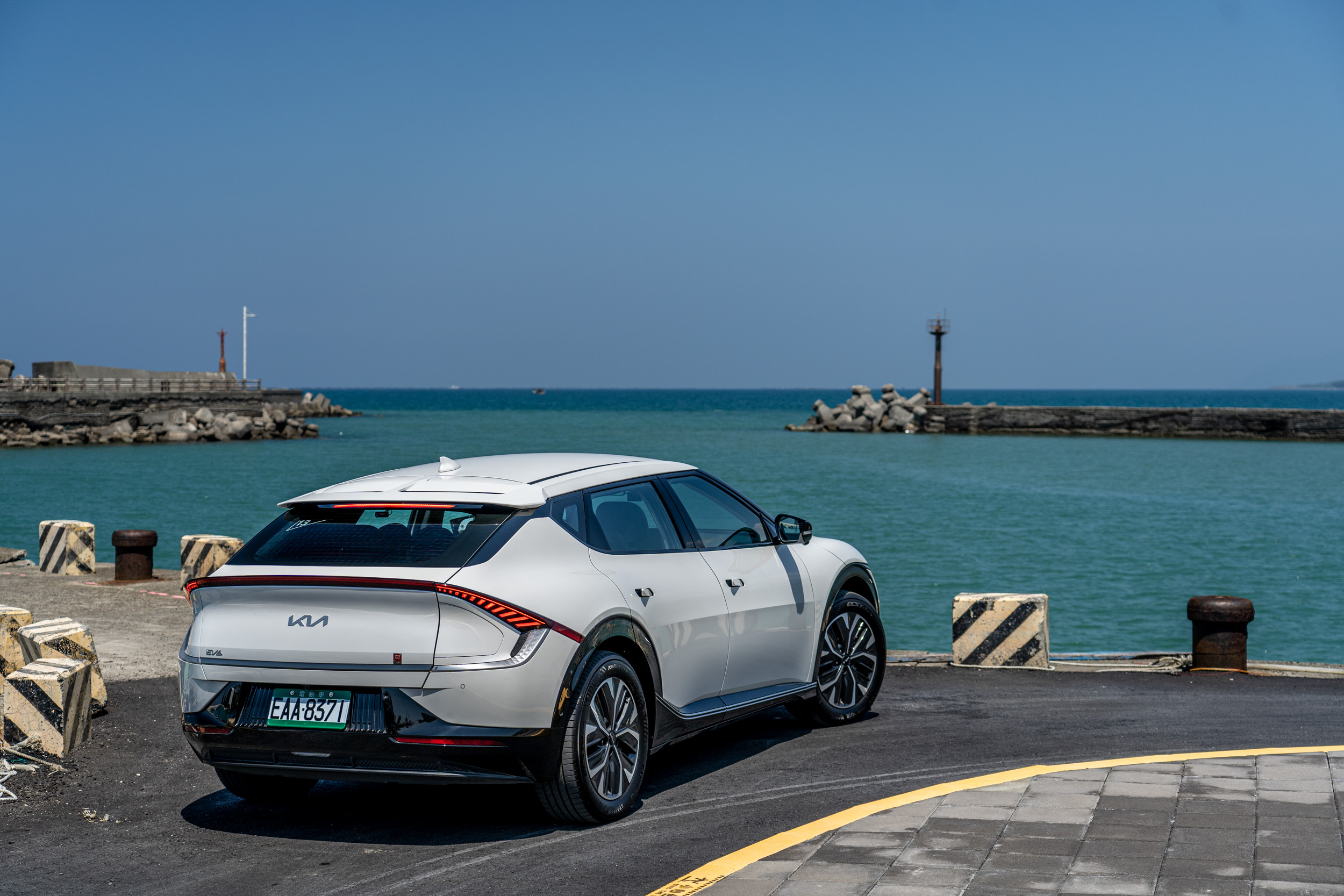 要順利完成電氣化的過渡,單打獨鬥已經不是解方,而是需要政府領頭,設立有共識的標準,讓民間企業有規可循才是真理。