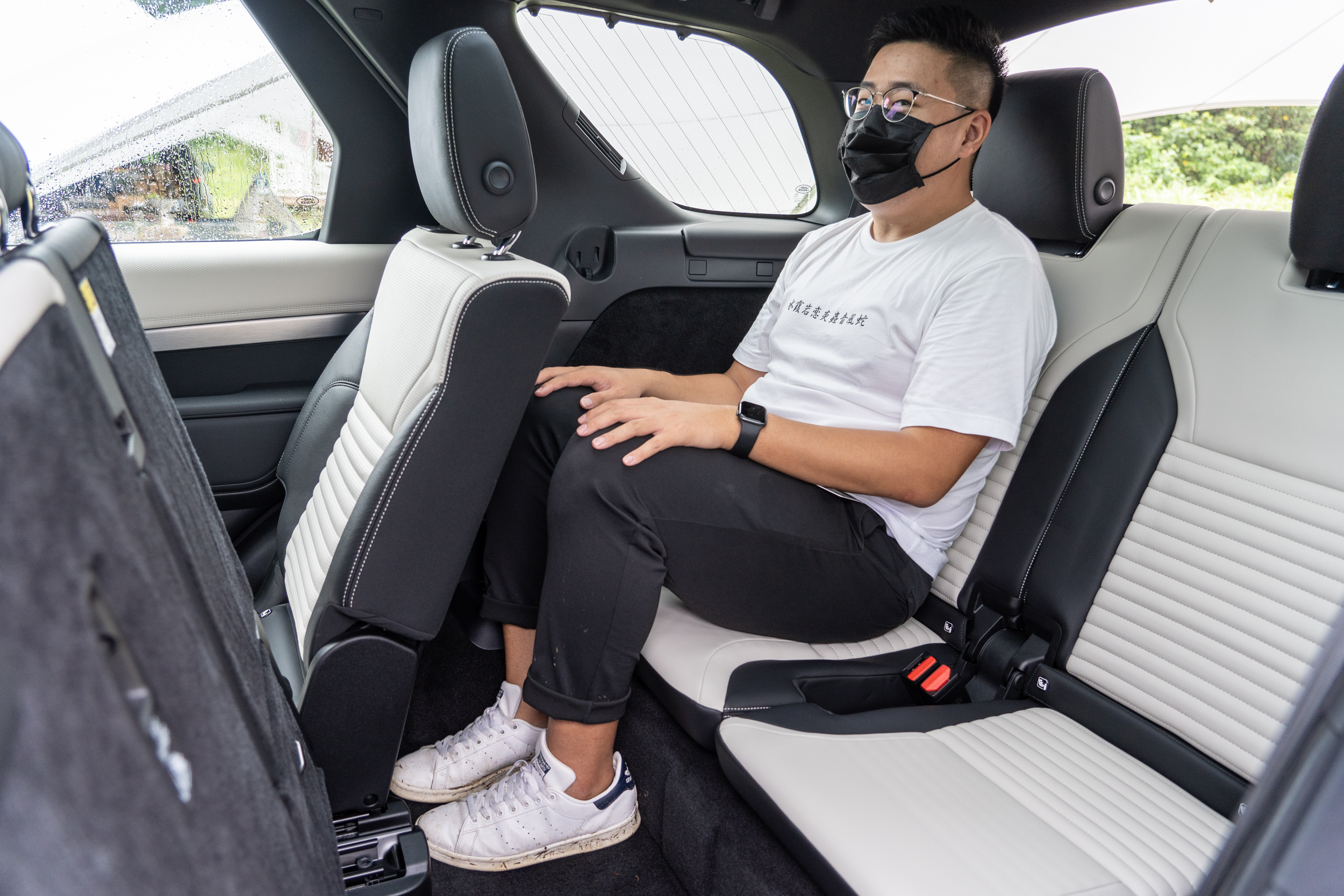 身高 175cm 乘客入座第三排示意。