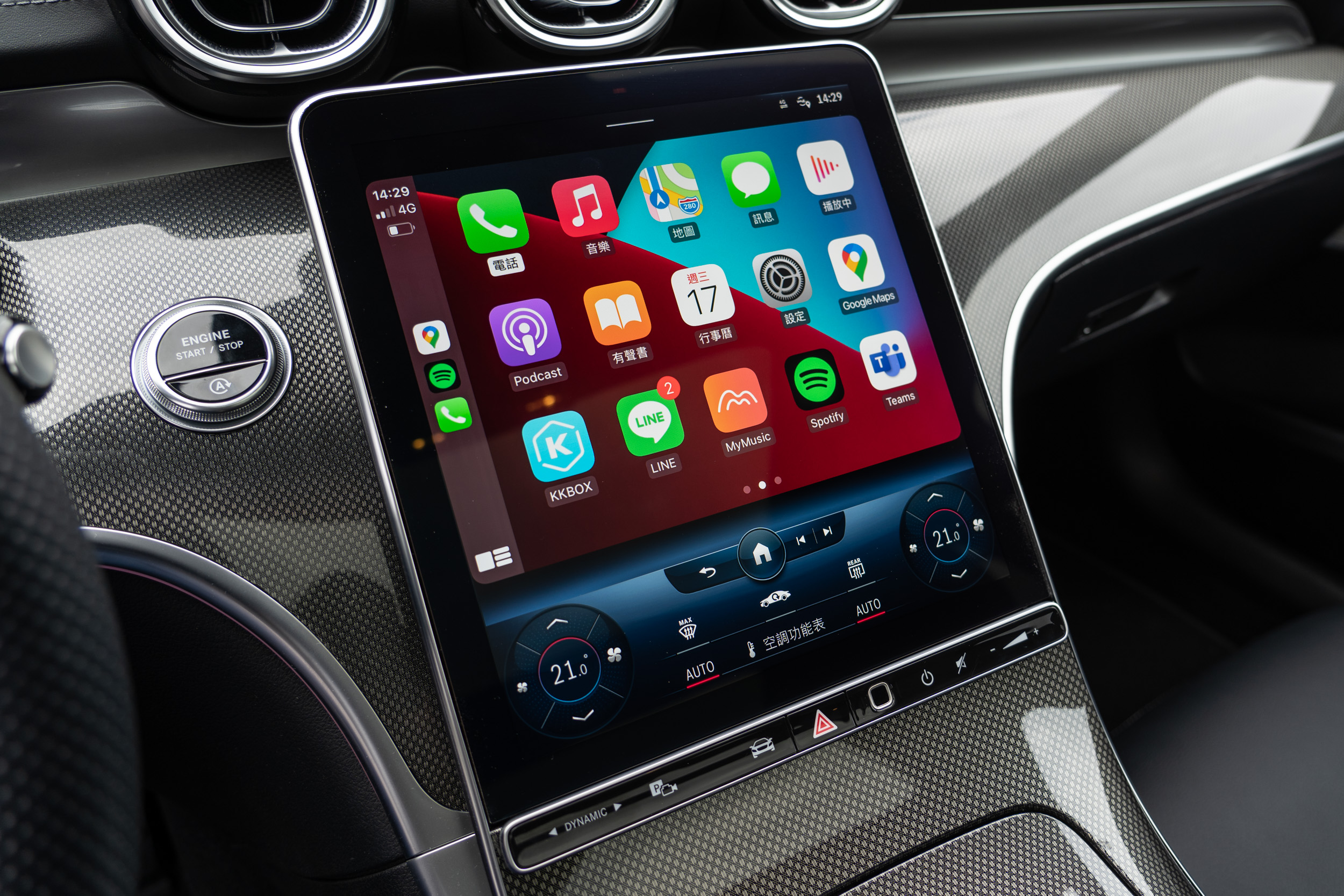 受惠於大型直立式螢幕,Apple CarPlay 系統呈現時的面積也空前的大,操作相當便利。