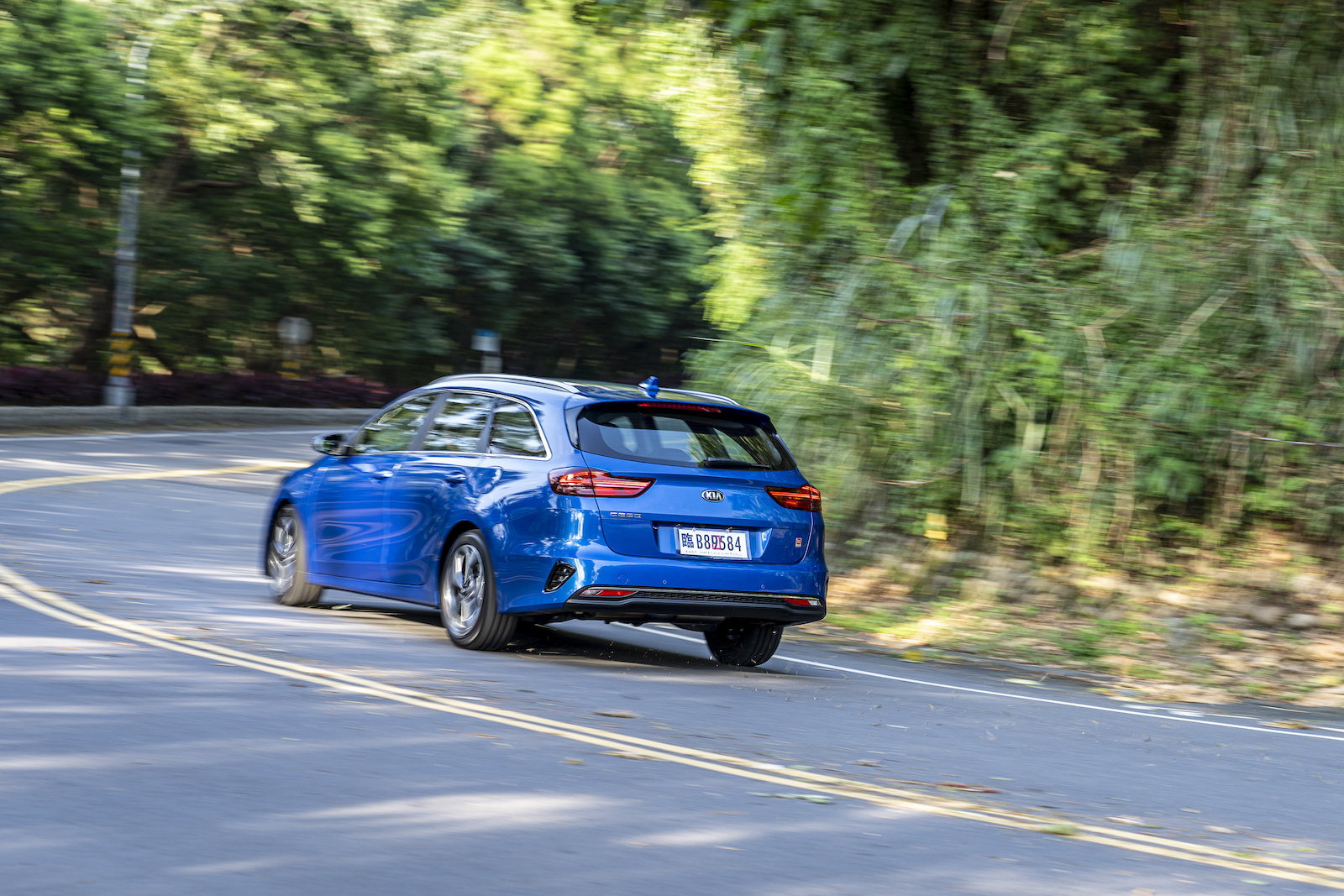 較高的速度過彎時,懸吊可在最短時間內讓車身拉回,將晃動感極小化,且途經坑洞時所造成的彈跳等資訊,都被彈簧阻尼最大程度地阻絕在外。