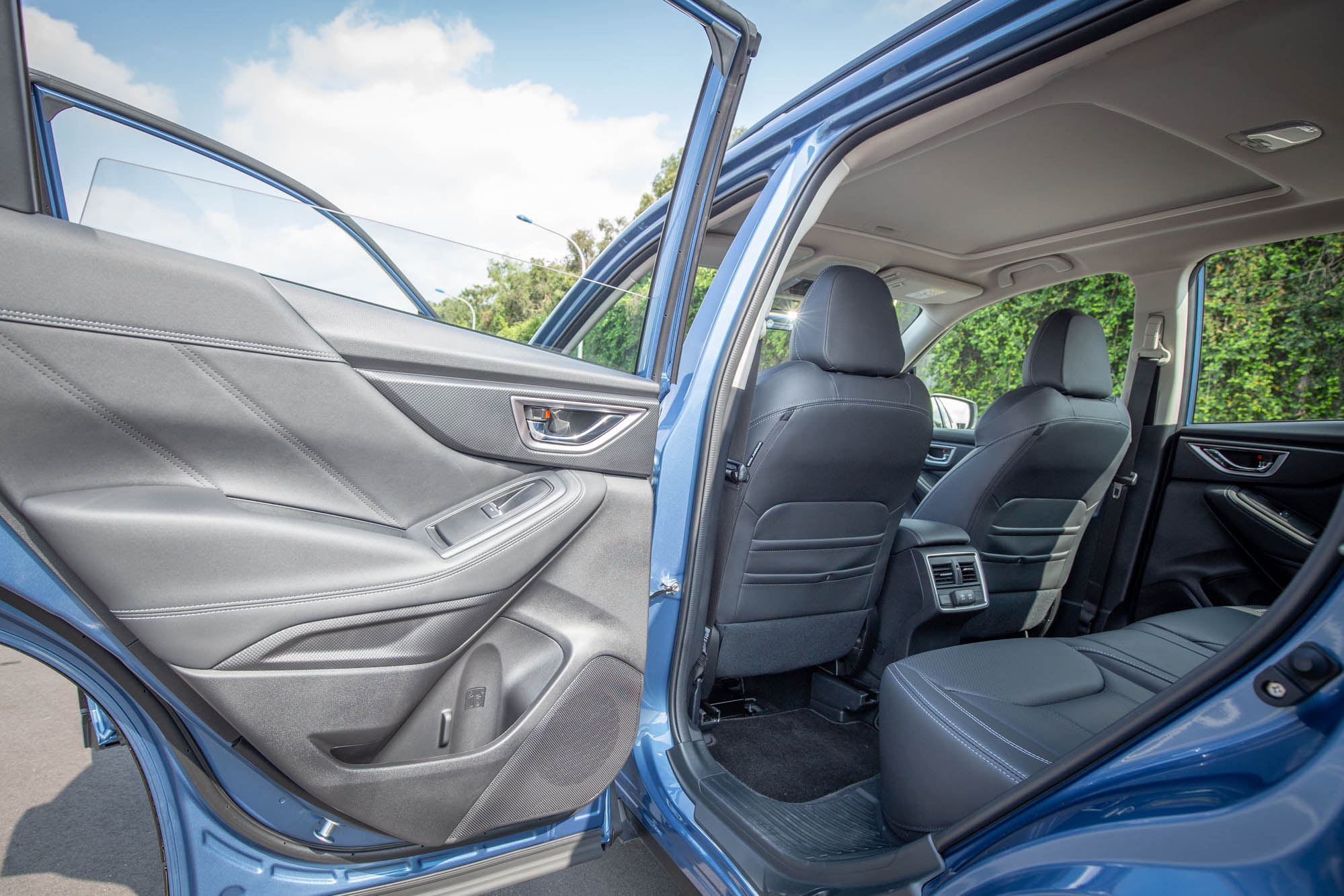 近 90 度的後門開啟角度相當便利上下車。