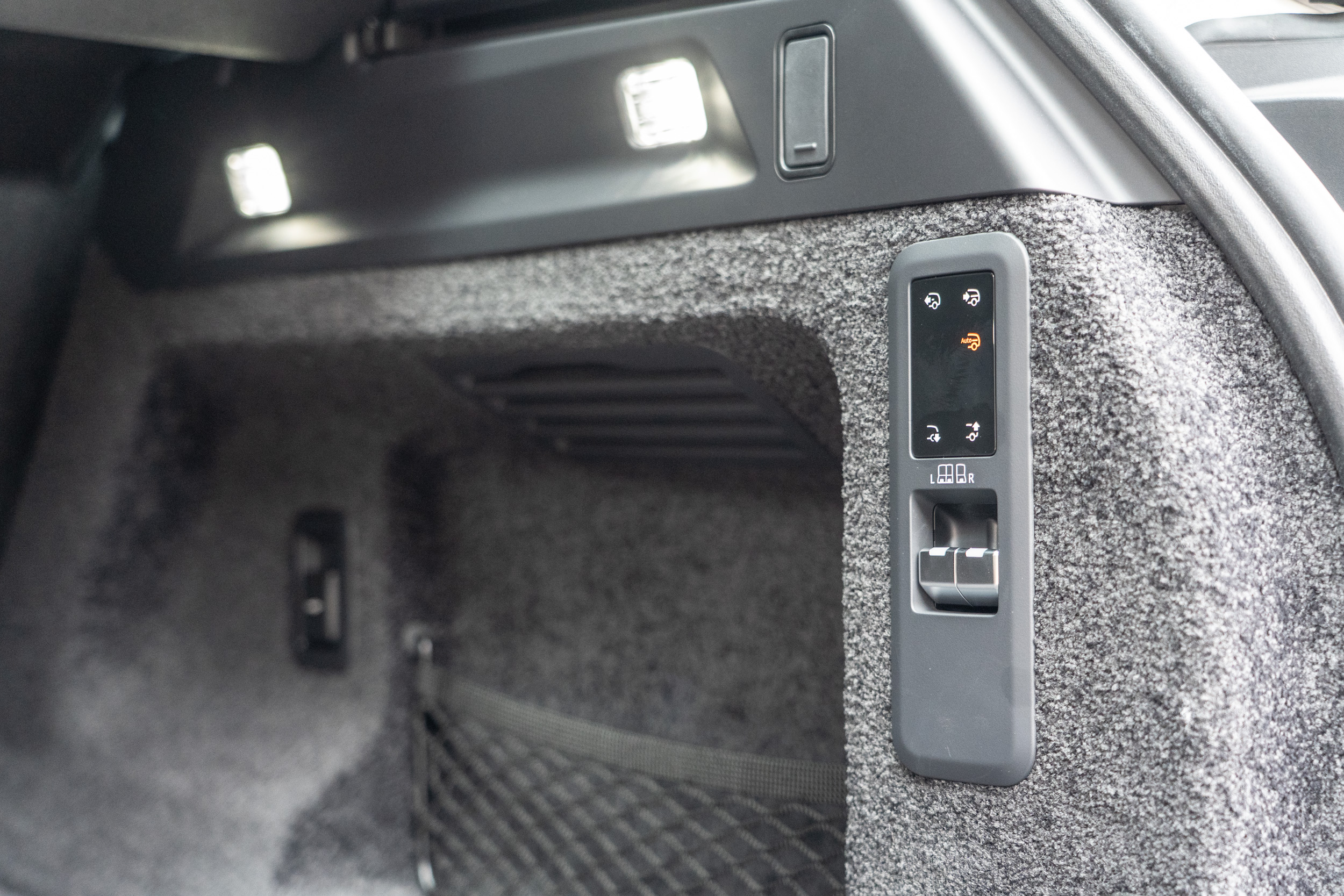 雙閥式單筒氣壓減震系統可於行李取放時調整車身高低。