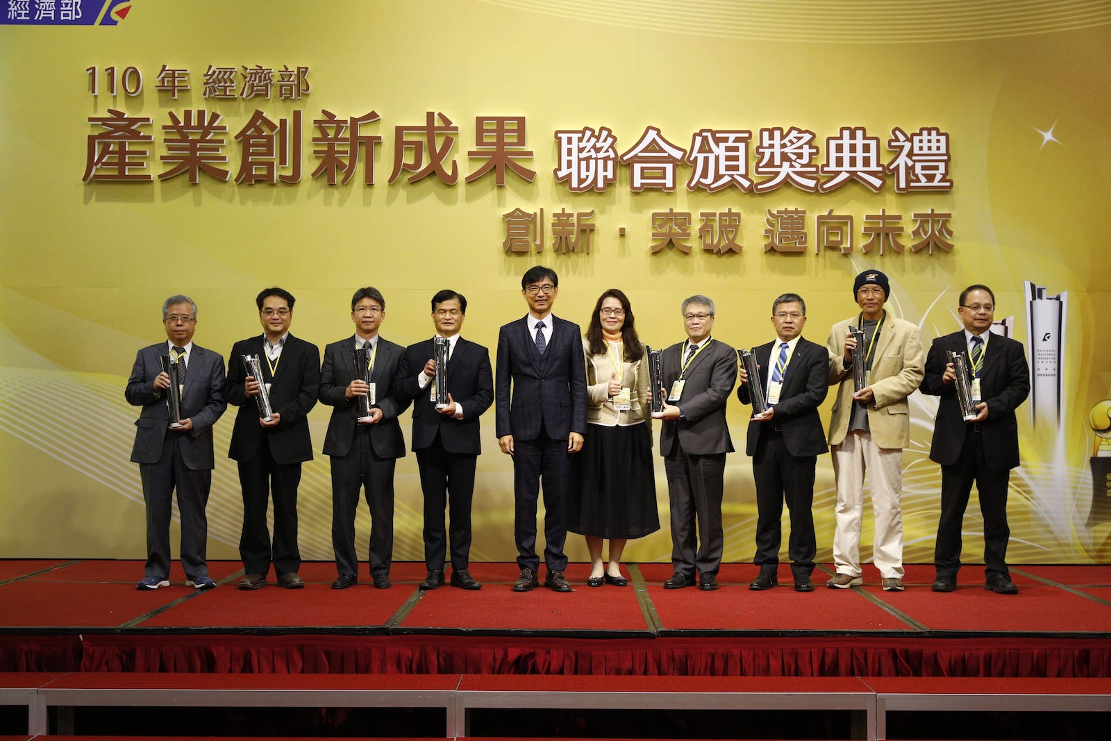 （左五）經濟部技術處邱求慧處長與產創獎團隊類得獎代表合影。