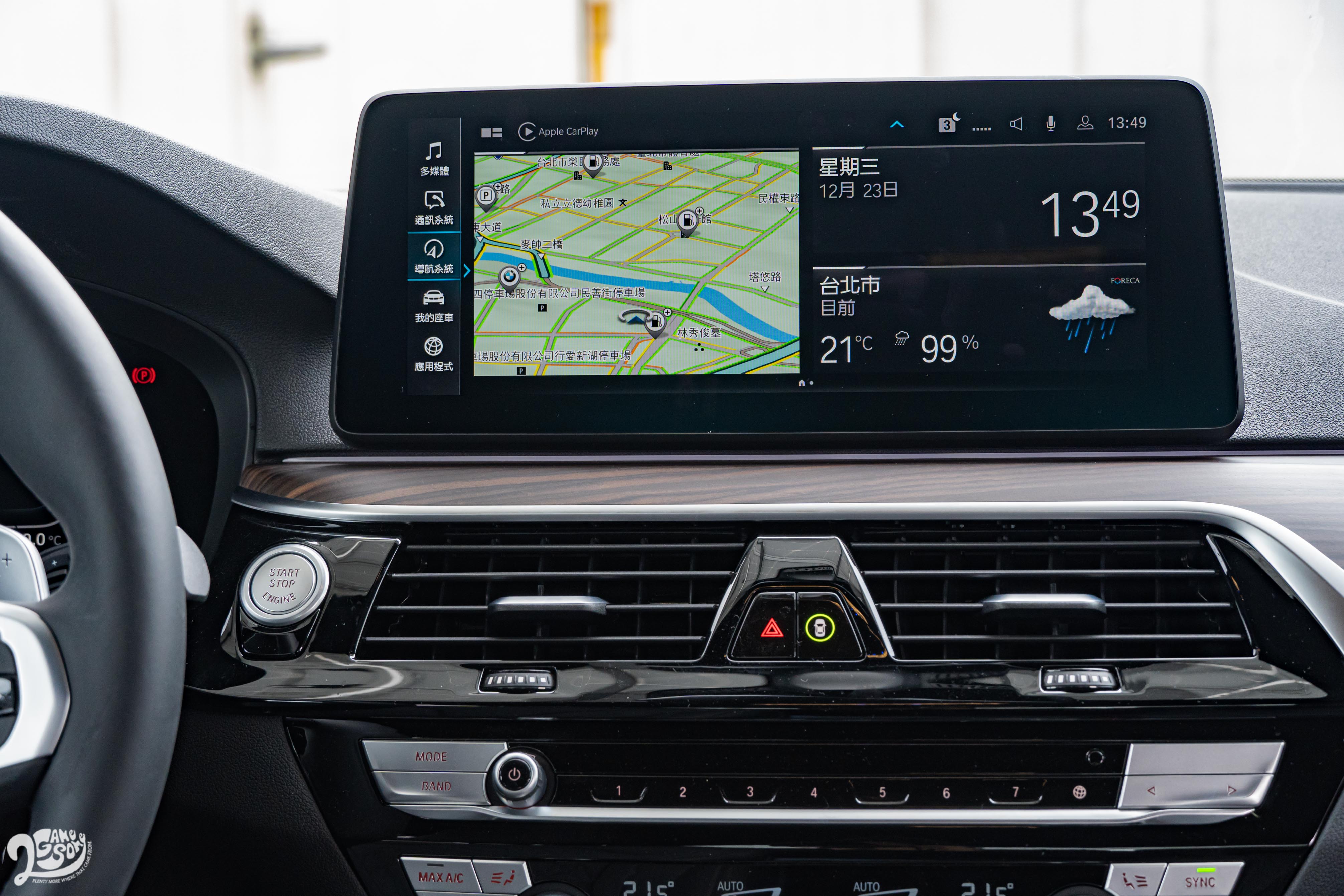 同為 12.3 吋的中央觸控螢幕支援無線 Apple CarPlay 或 Android Auto。