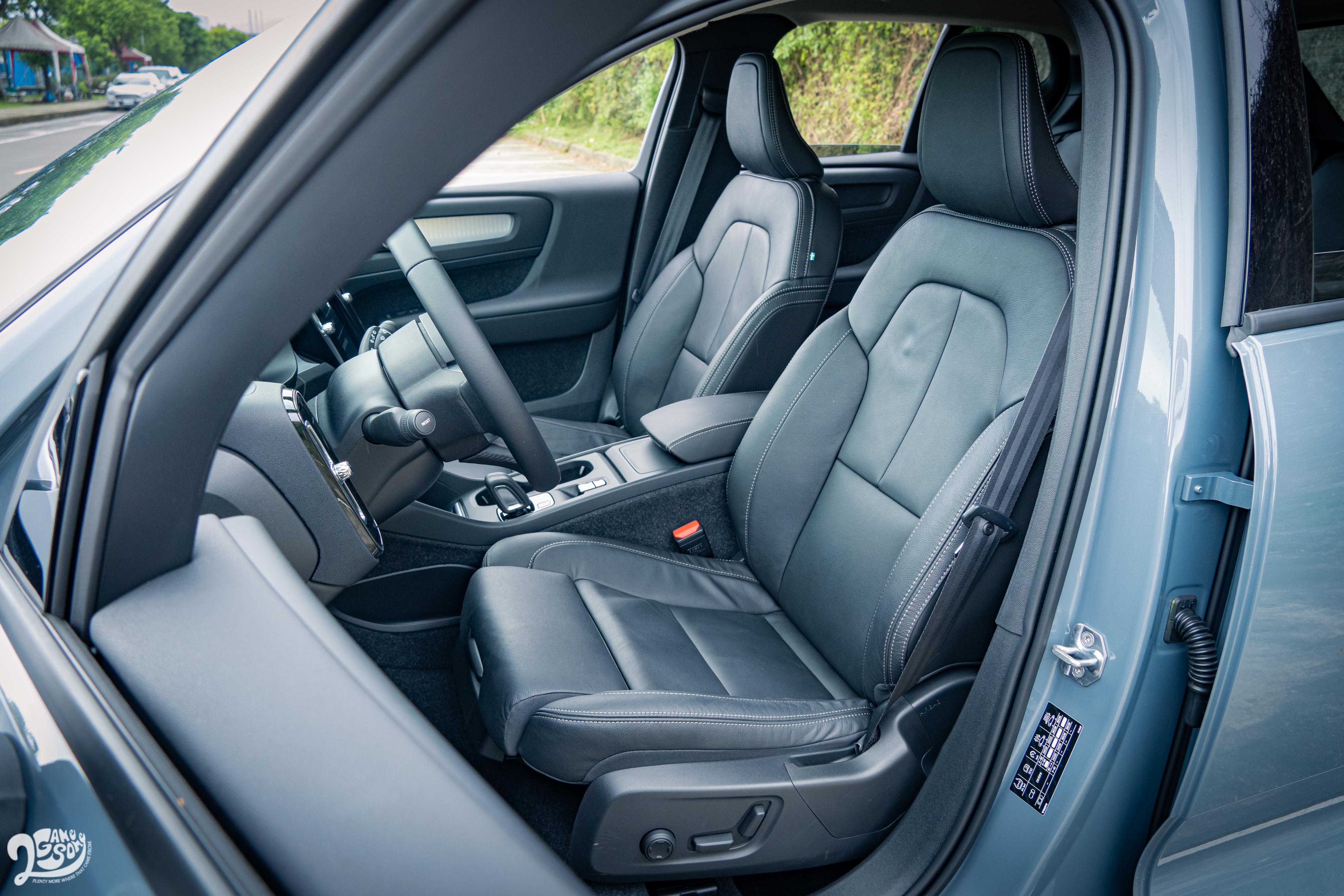 試駕車型選配 Plus Pack，真皮座椅升級雙前座機械腿部延伸支撐以及副駕駛座多向電動調整。