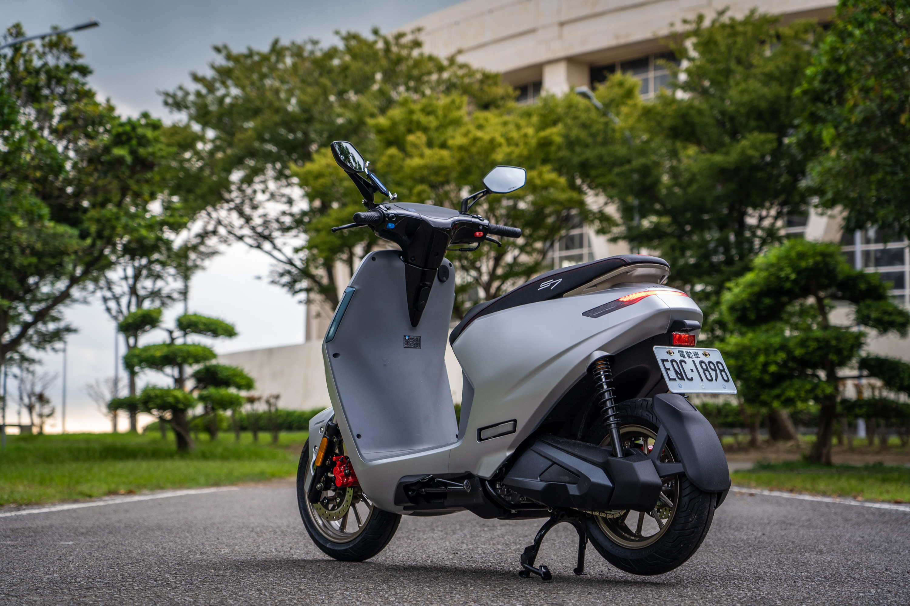 充分符合「熱血騎士的城市鋼炮」定位,S7R 在造型設計上相當具前衛與摩登特色。