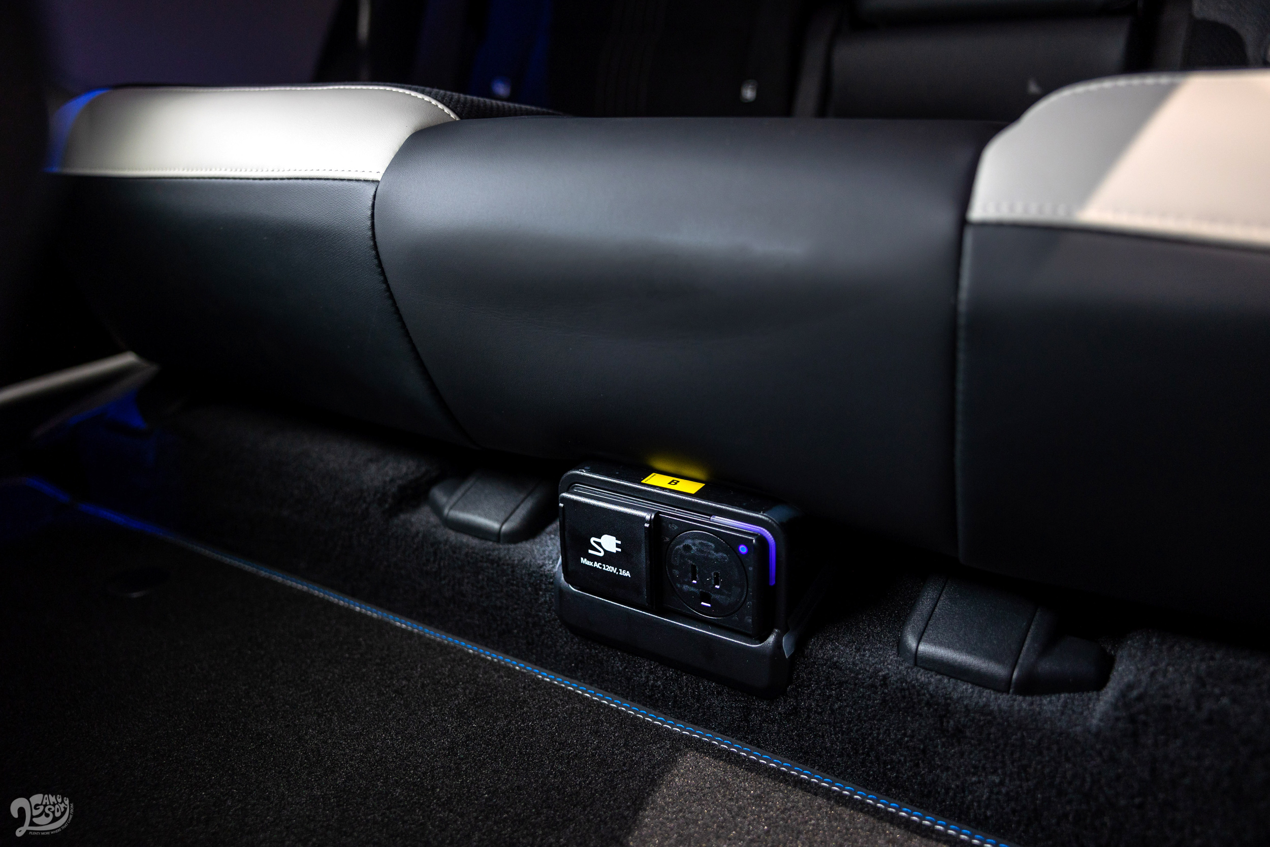 EV6 搭載 V2L 車內電器電源分享，隨時可在車內使用 110V 的電子設備，為日常通勤或是長途旅行增添更多便利性。