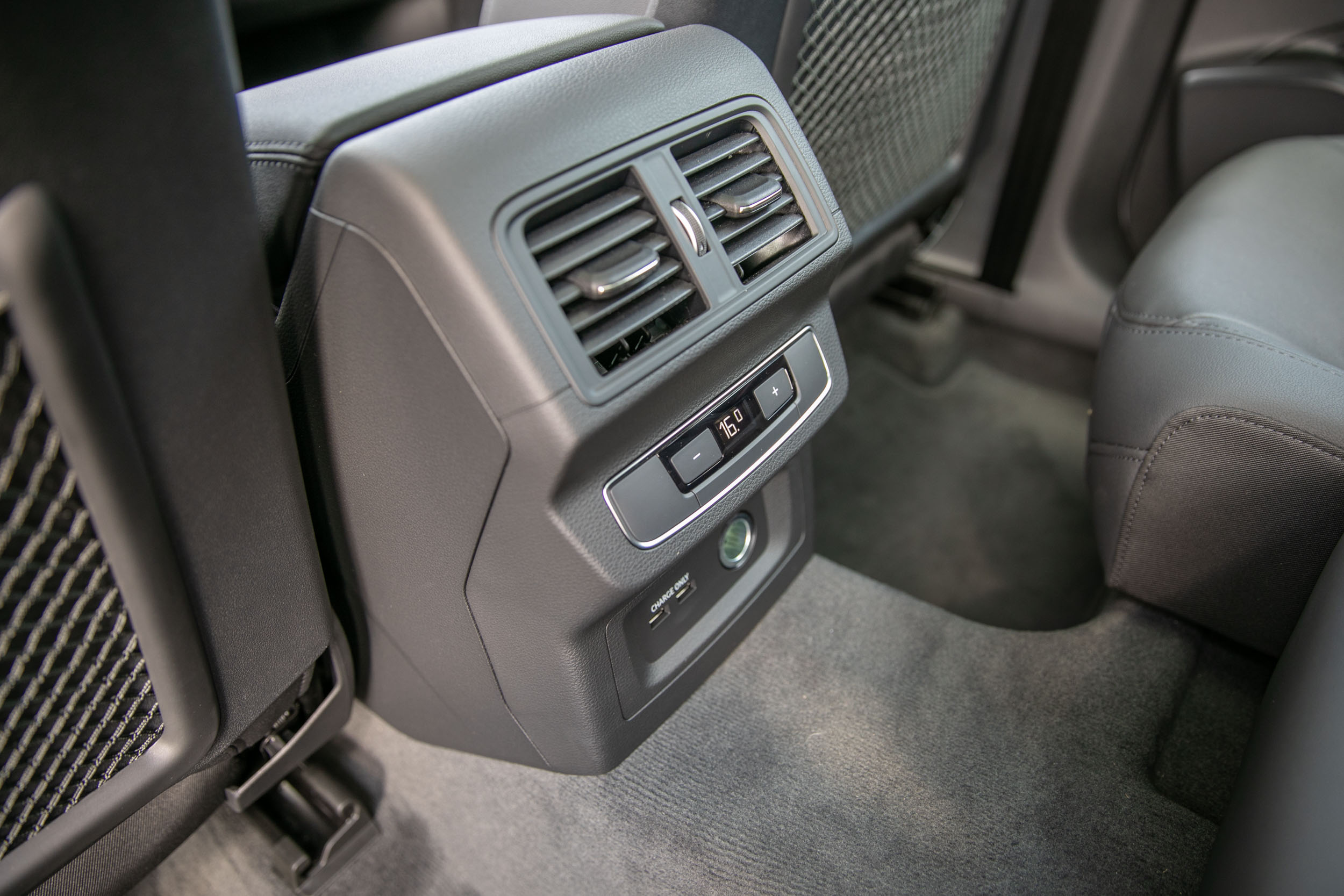 三區獨立恆溫空調讓後座可以享有更舒適的乘坐環境。