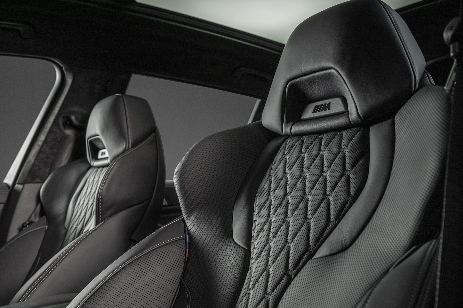 BMW X7 Dark Knight曜黑版配備 Vernasca真皮內裝與 M 雙前座跑車座椅。
