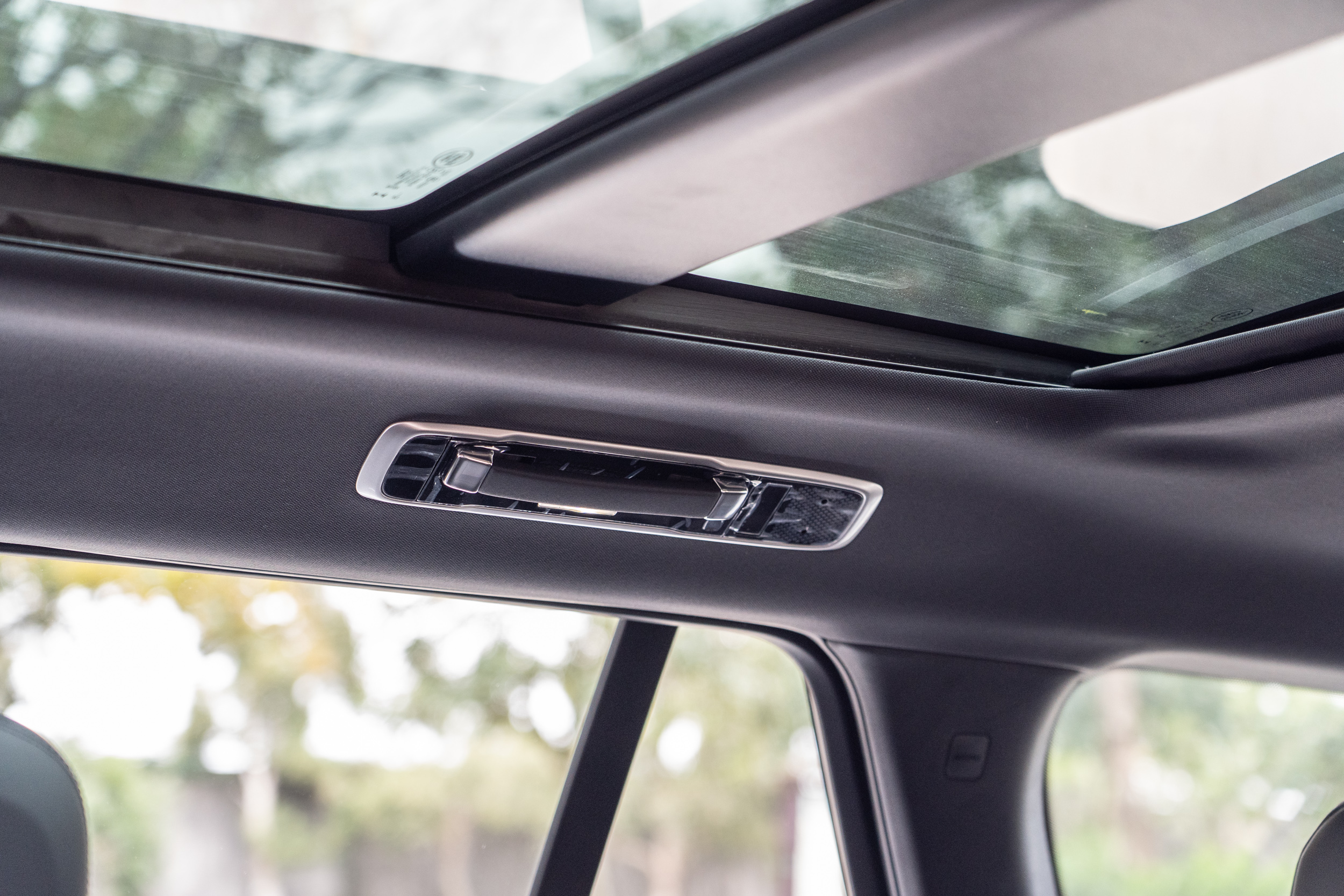 全車配備皮革套件，連車頂把手也採皮革包覆。