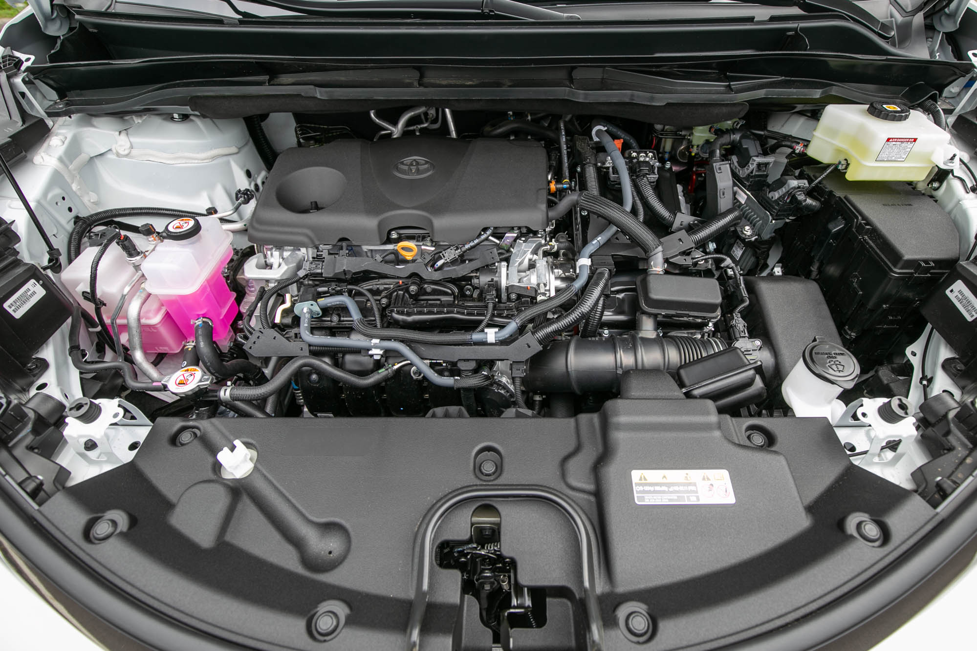 換上全新油電動力系統,汽油部分由 2.5 升直列四缸引擎所擔綱,搭配上電動馬達之後,綜效馬力為 247ps,引擎峰值扭力為24.2kgm,電動馬達扭力則為 27.5kgm。