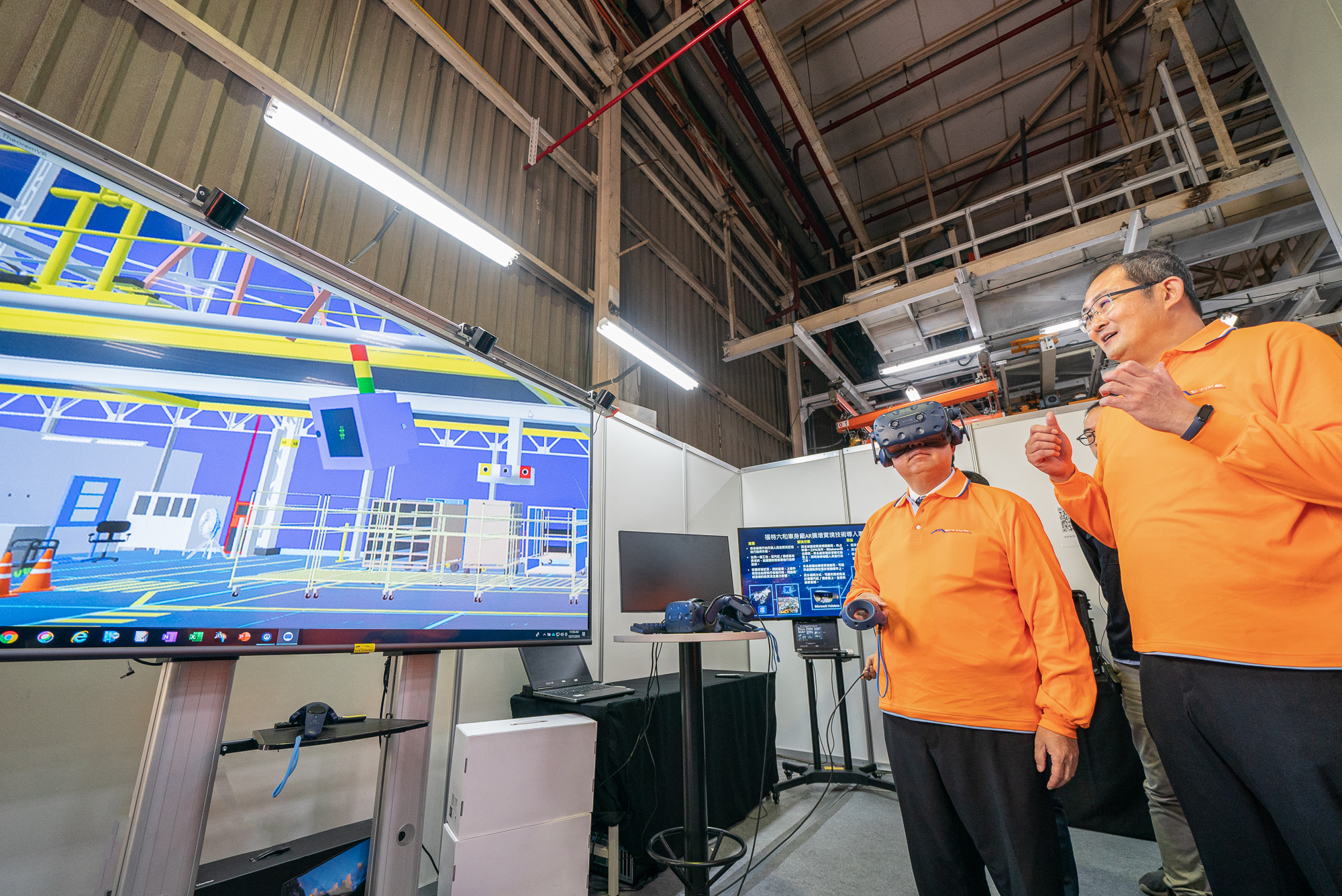 桃園市市長鄭文燦於福特六和智慧工廠現場實際體驗 AR 擴增實境與 VR 虛擬實境。
