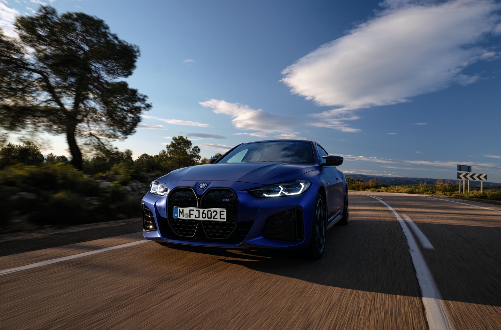 BMW M 家族成員 i4 M50 具備亮眼的 544 匹最大馬力表現，0 到 100km/h 加速僅需3.9秒就能完成，最高續航里程達 510km，只要充電 10 分鐘就能補充 140km 的續航里程。
