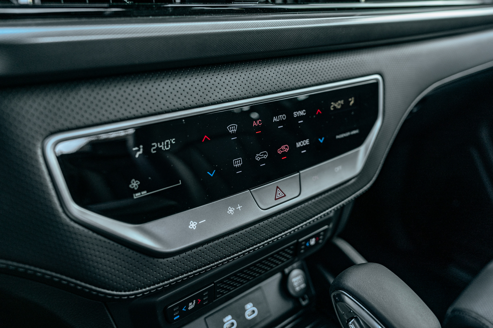 前座配置雙區恆溫空調，除了實體面板，空調系統也能透過上方12.3吋車載系統的觸控螢幕操作。