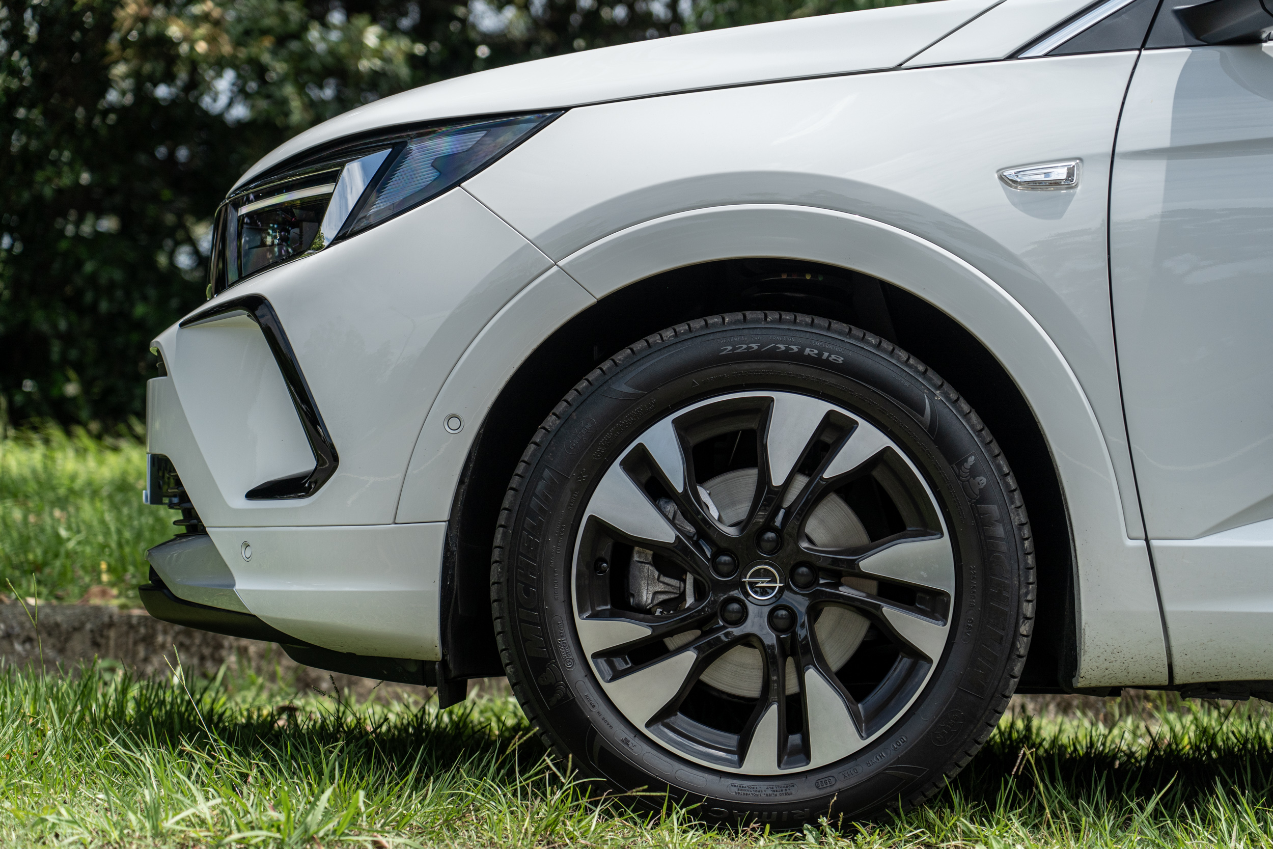 圈胎規格為 225 / 55 / R18,算是熱門選項。