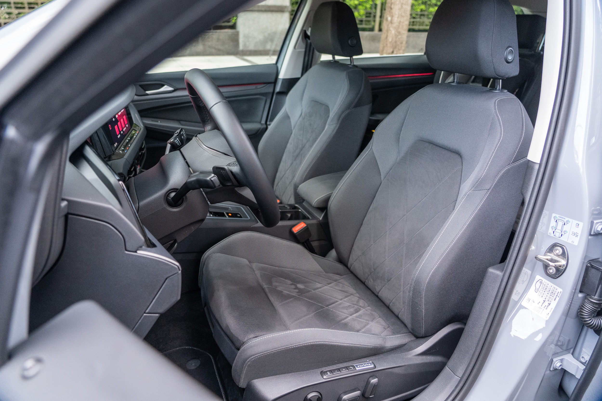 座椅採取類麂皮/織布座椅材質,駕駛座為電動調整附記憶裝置。