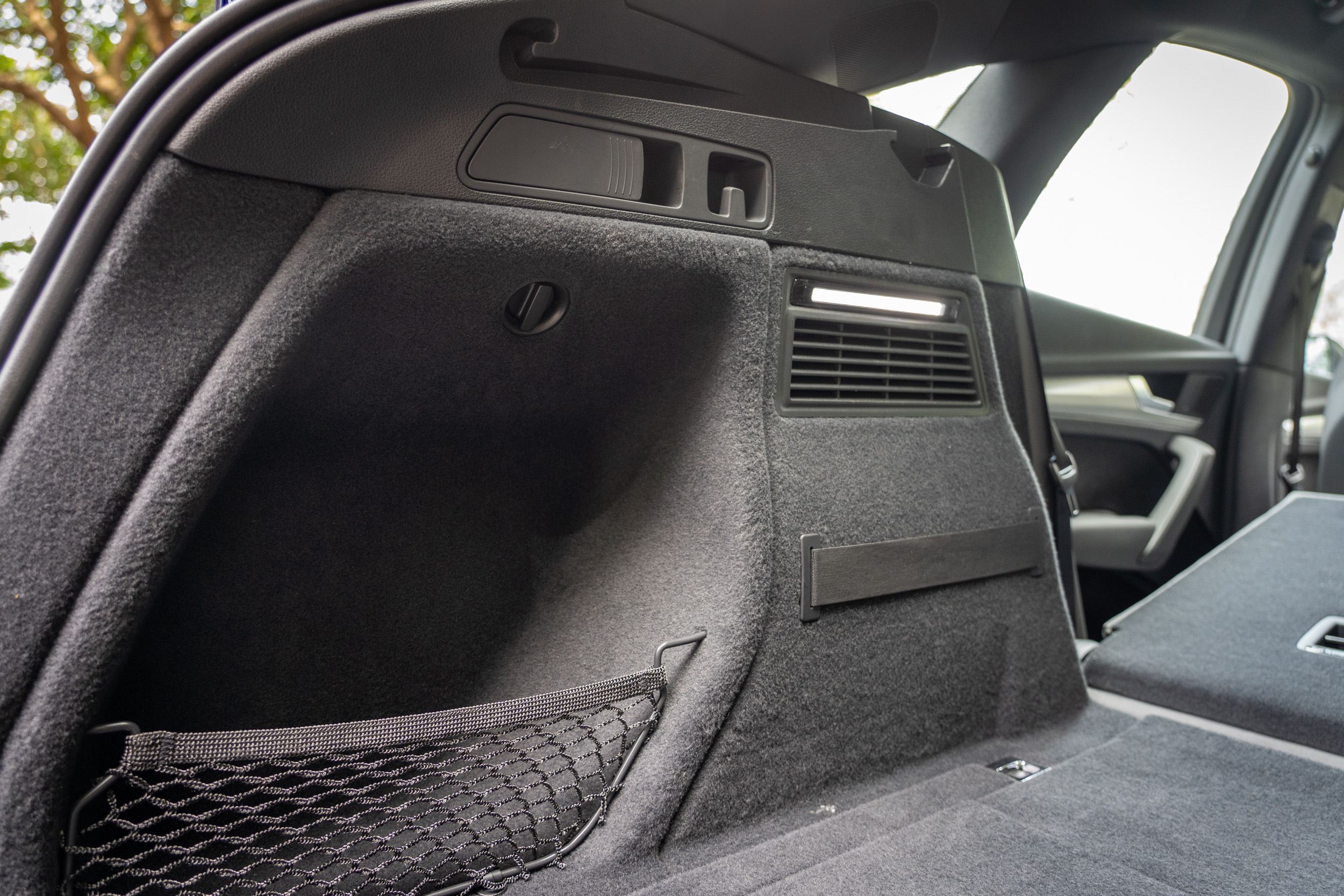 可透過後廂兩側拉桿直接傾倒後座椅背,相當便利。