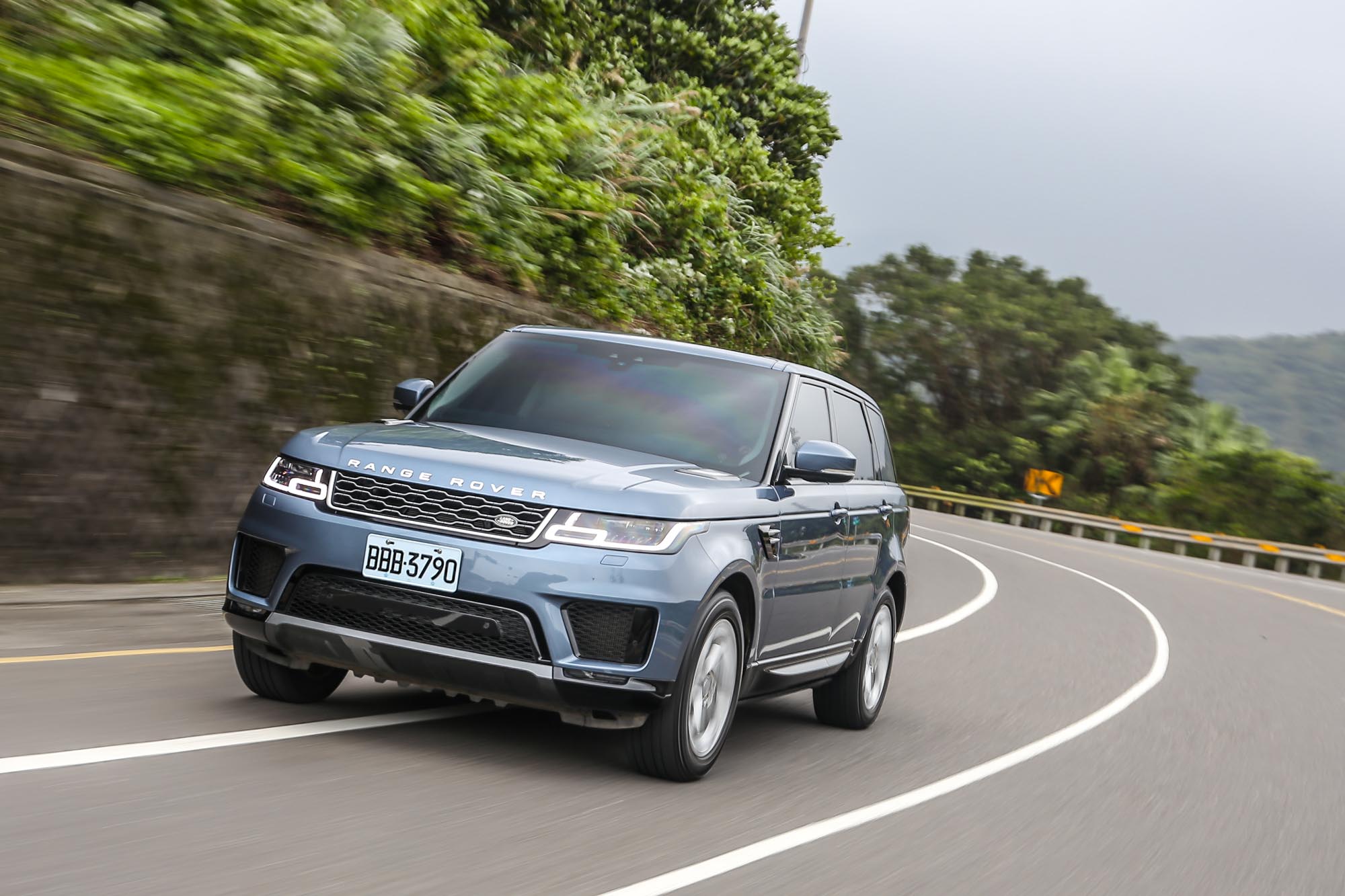 行路質感優異，無論是面對路面坑洞的吸收能力，還是對於外界噪音的隔絕能力，Range Rover Sport都不辜負其休旅之王的品牌美名。