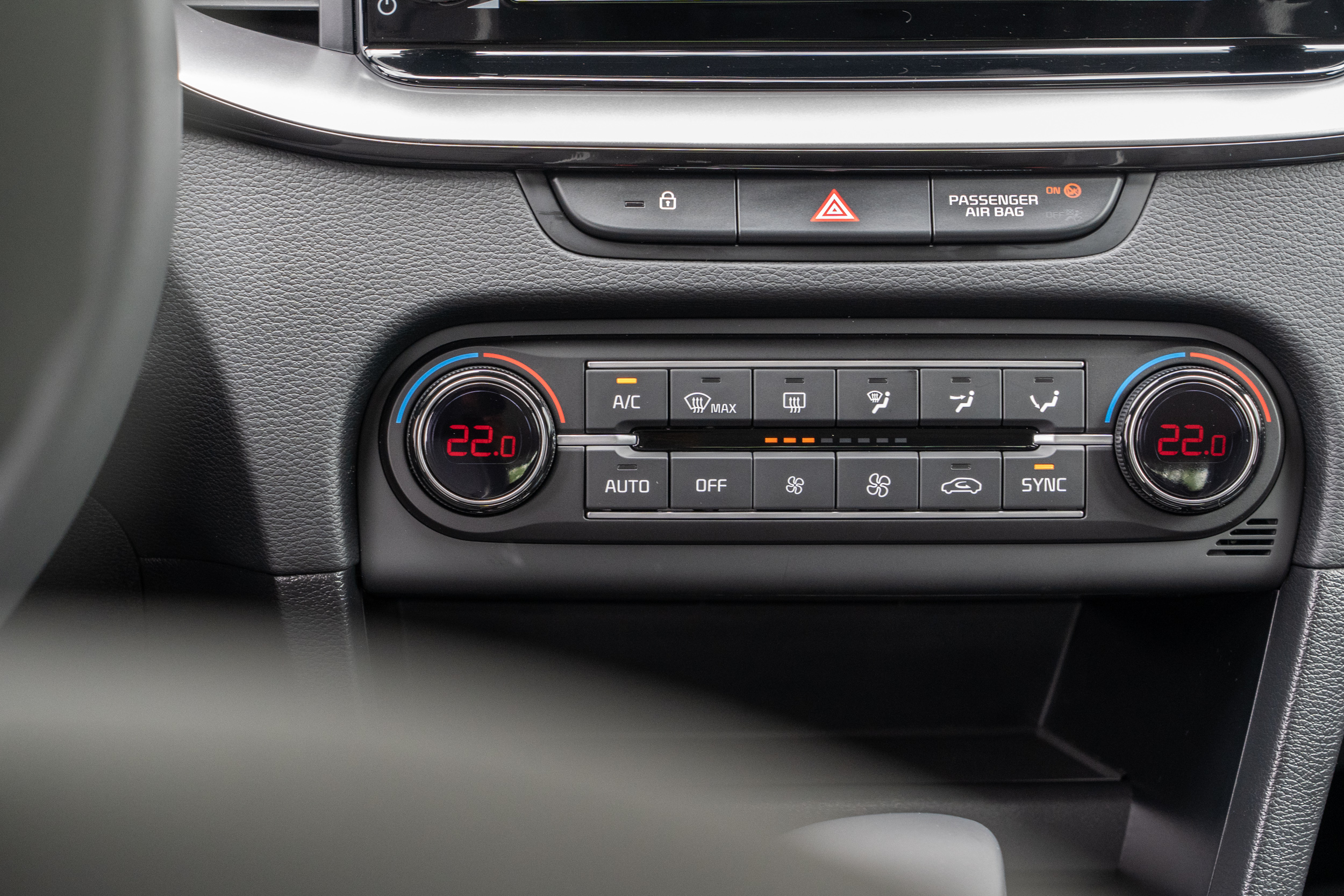 配備雙區恆溫空調。