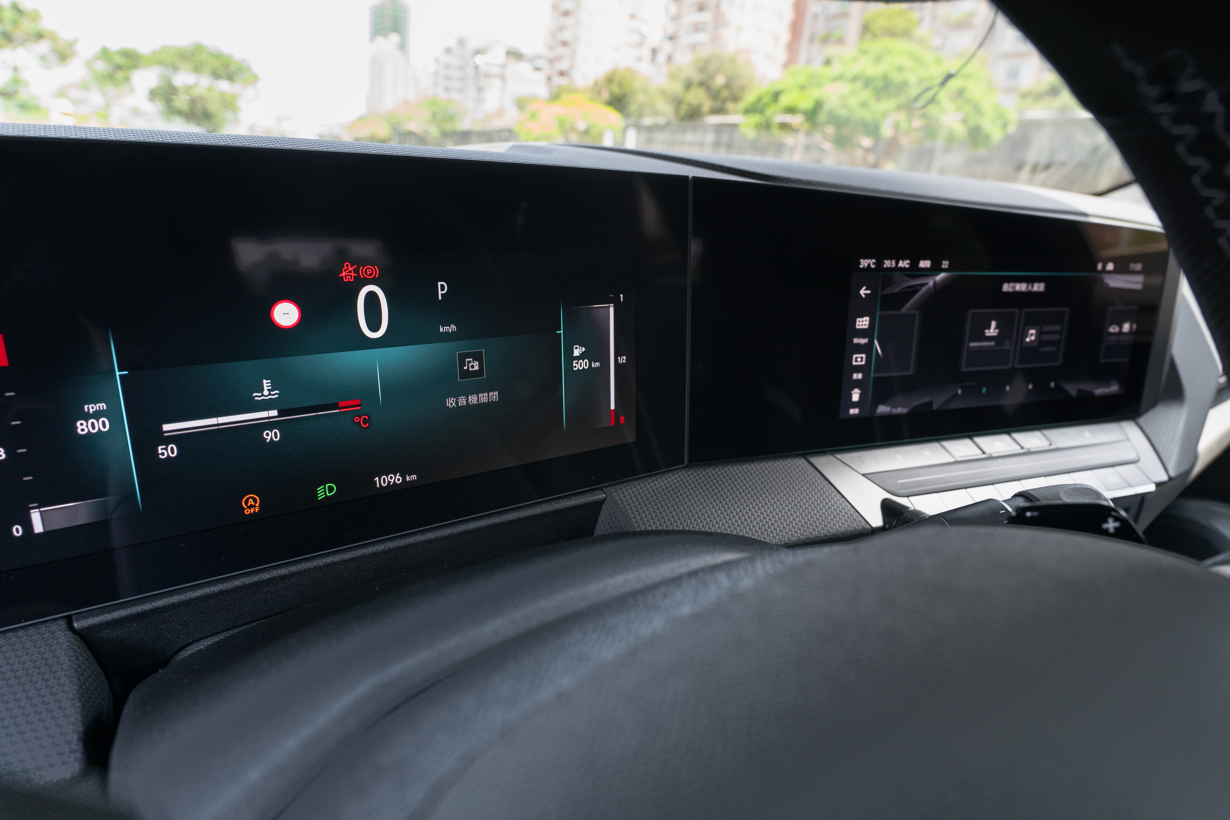 兩具 10 吋螢幕所共構而成的數位介面。