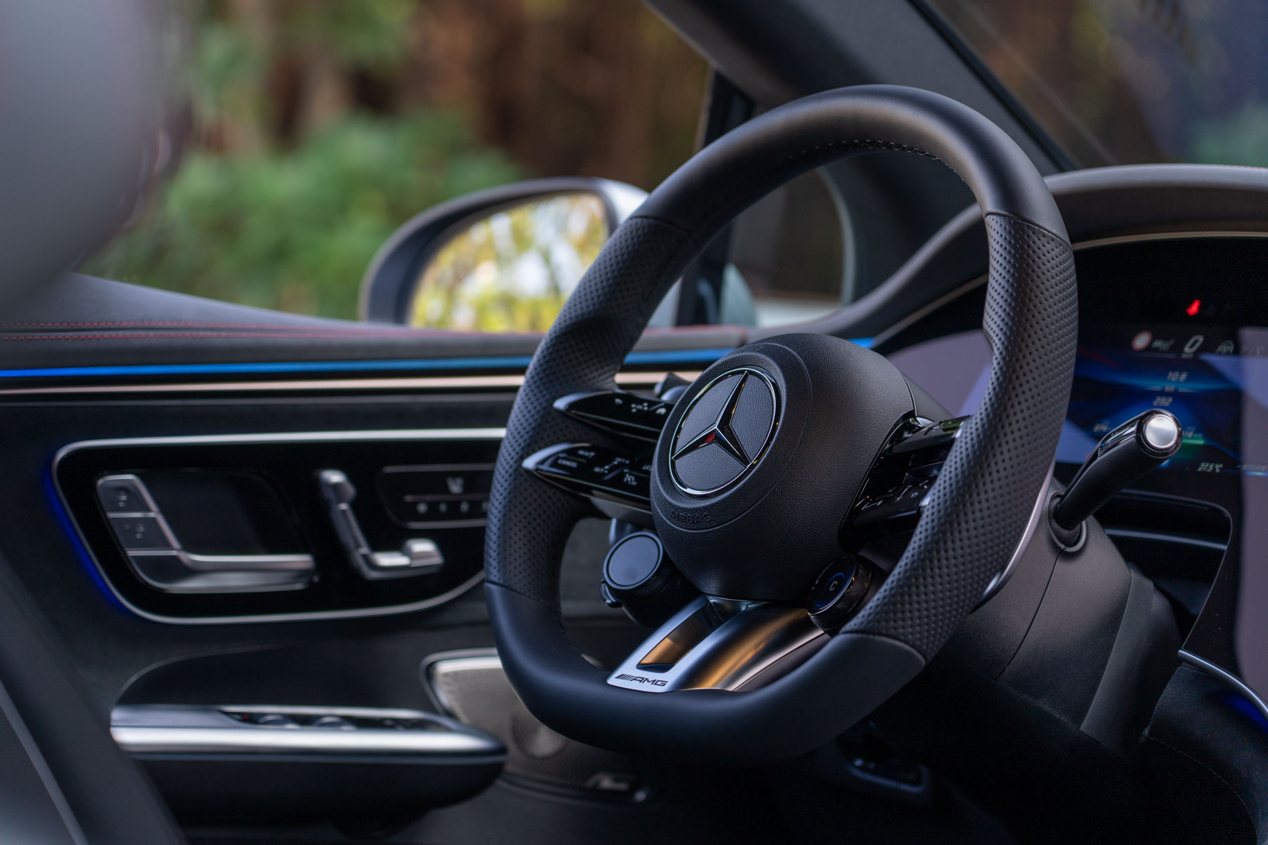方向盤為 AMG 專屬式樣,握感相當優異,但按鍵佈局複雜多元,需一段時間才能加以適應。