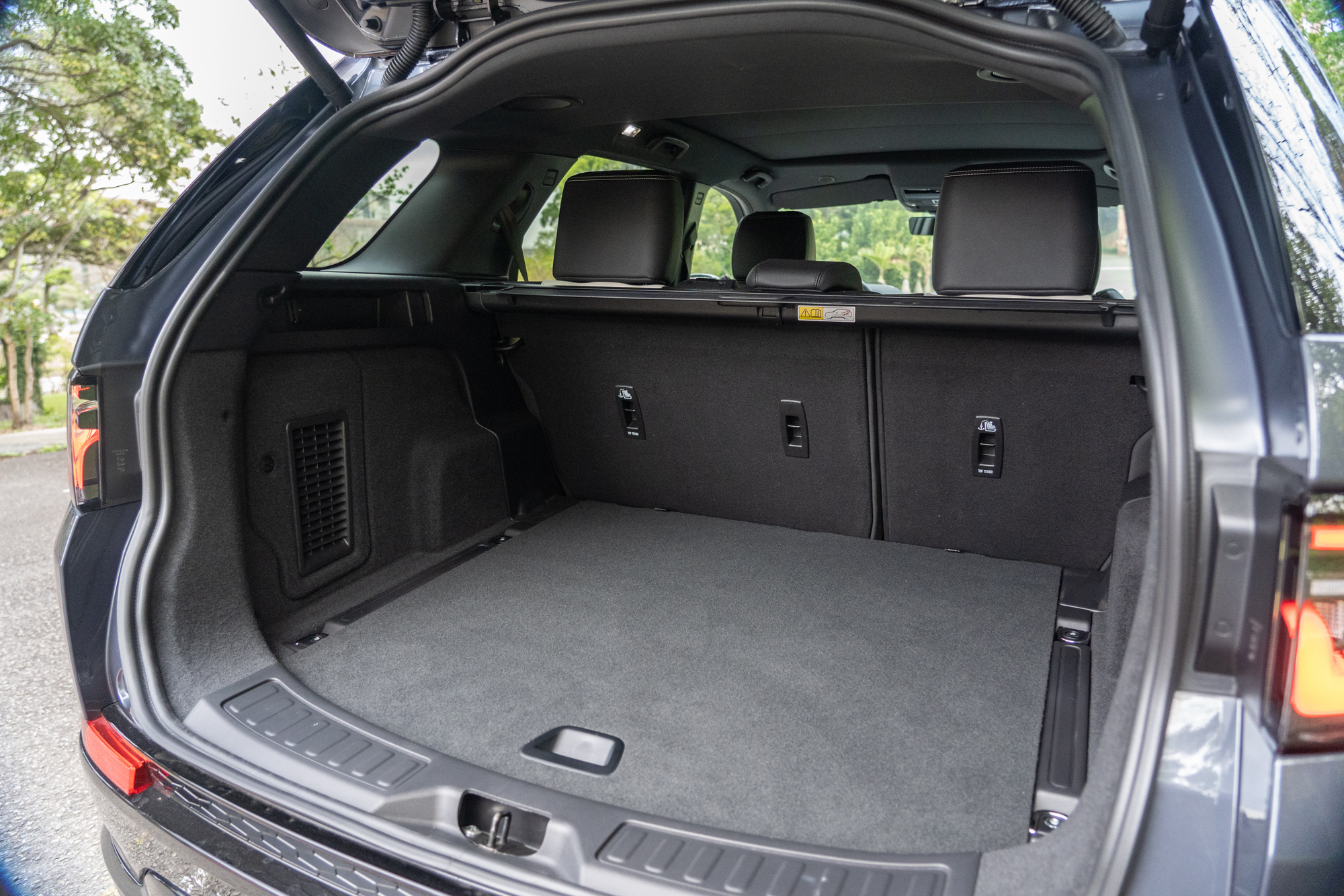 五人座車型標準乘坐狀態下，後廂容積就可達到963公升的優異表現。