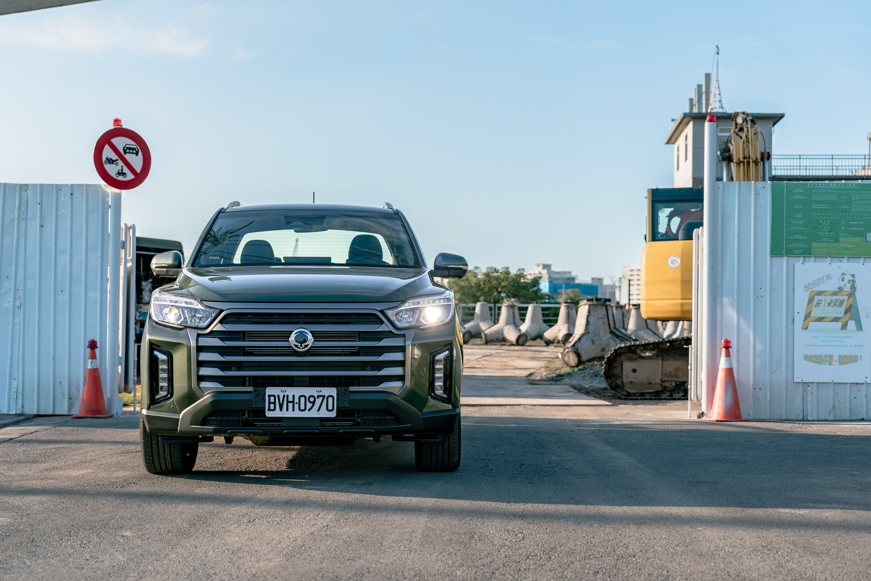 悍將版標配HID頭燈,並搭載SHB智慧型遠光燈輔助系統,能偵測對向來車,自動調整頭燈水平高低,亦能偵測前方車尾燈以控制遠光燈,提升夜間行車的視野能見度與安全性(作動範圍時速35km/h以上)。