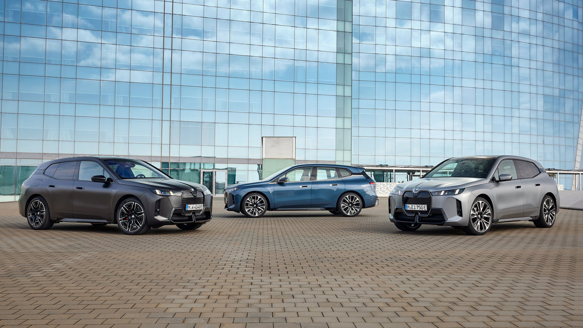 BMW 小改款純電旗艦 iX 預售啟動，369 萬起首波採雙車型規劃！