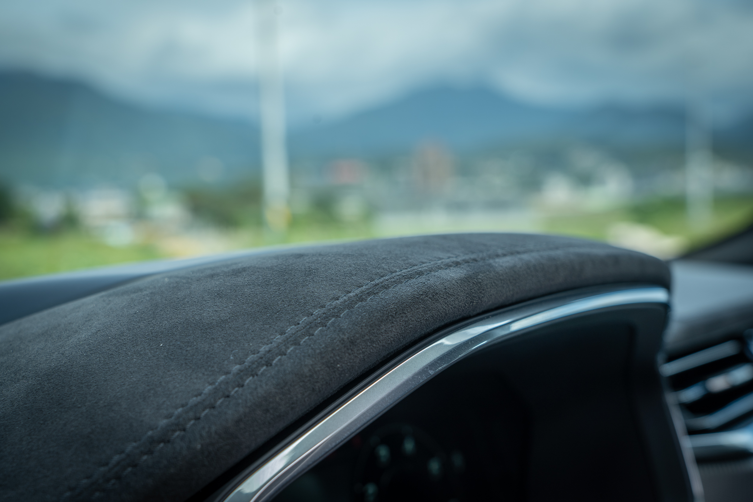 儀表檯上也有皮革包覆。