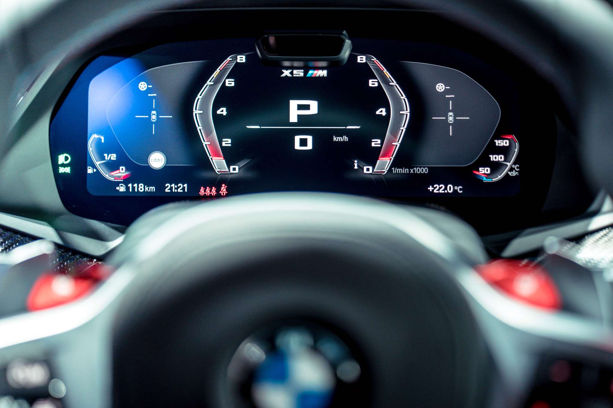 12.3 吋的虛擬數位儀錶在 Sport 模式中除去不必要的資訊，保留最精準數據，簡潔俐落的顯示畫面讓駕駛更全心專注。