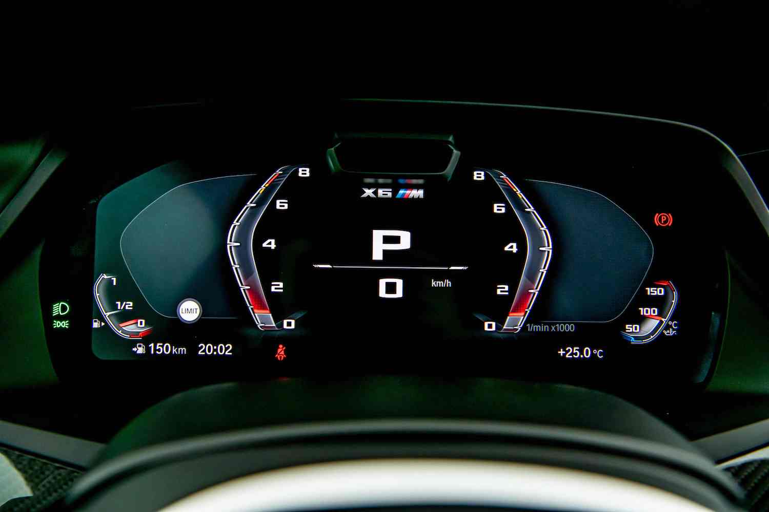 Sport 模式中 12.3 吋的虛擬數位儀錶除去不必要的資訊，保留最精準數據，簡潔俐落的顯示畫面讓駕駛更全心專注。