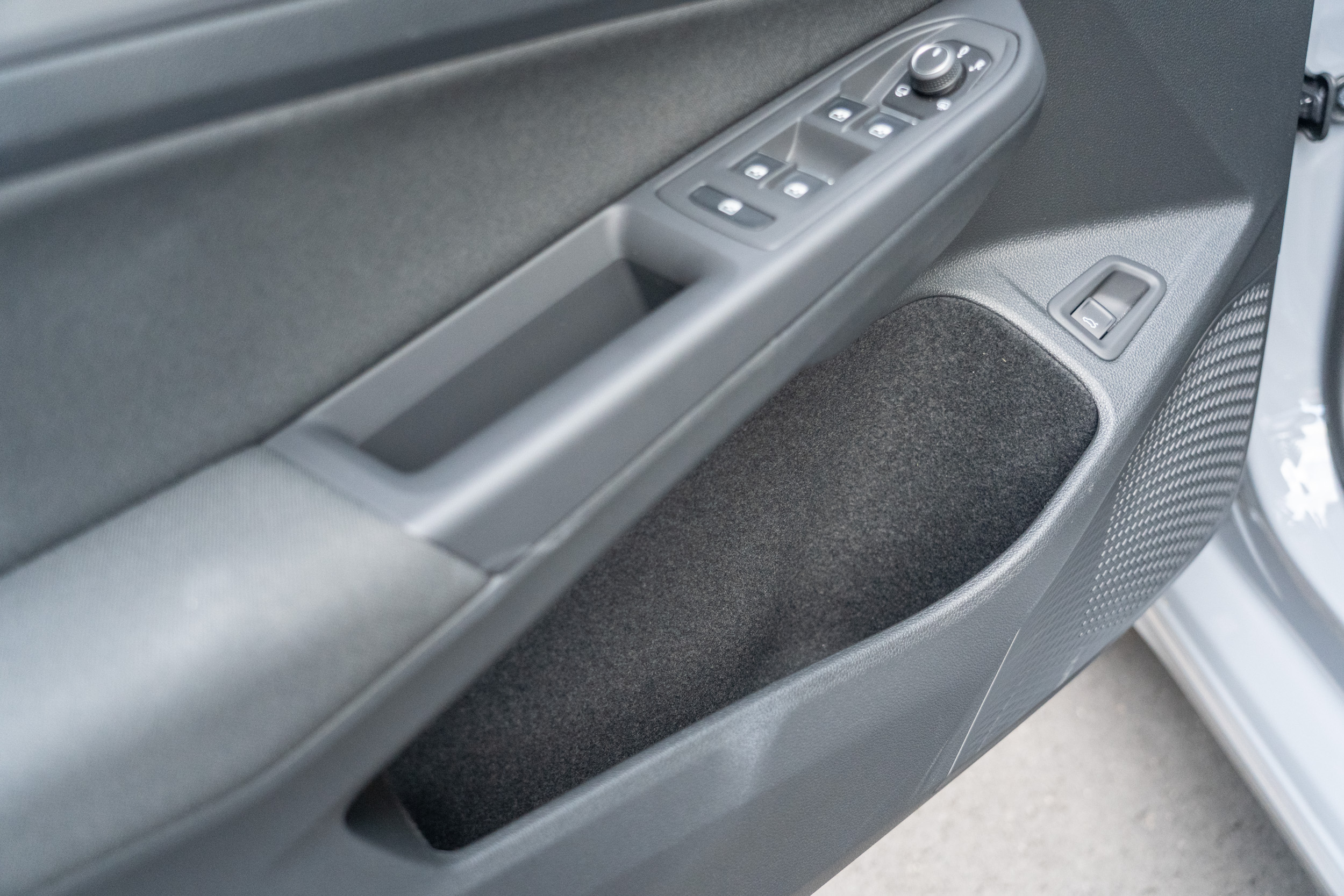 門板內的置物空間也相當寬敞便利。