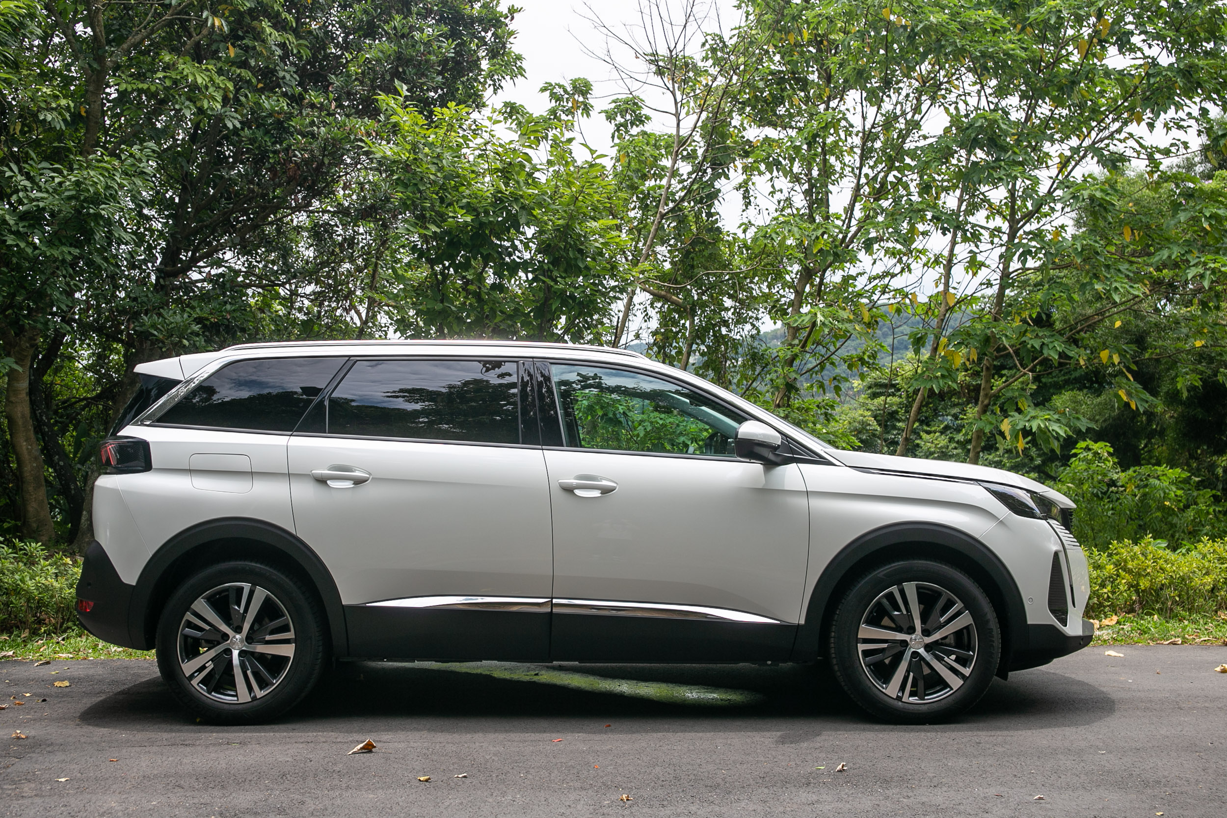 5008 車身尺碼為:4641 x 1906 x 1644mm,擁有同級最長的 2840mm 軸距長度。