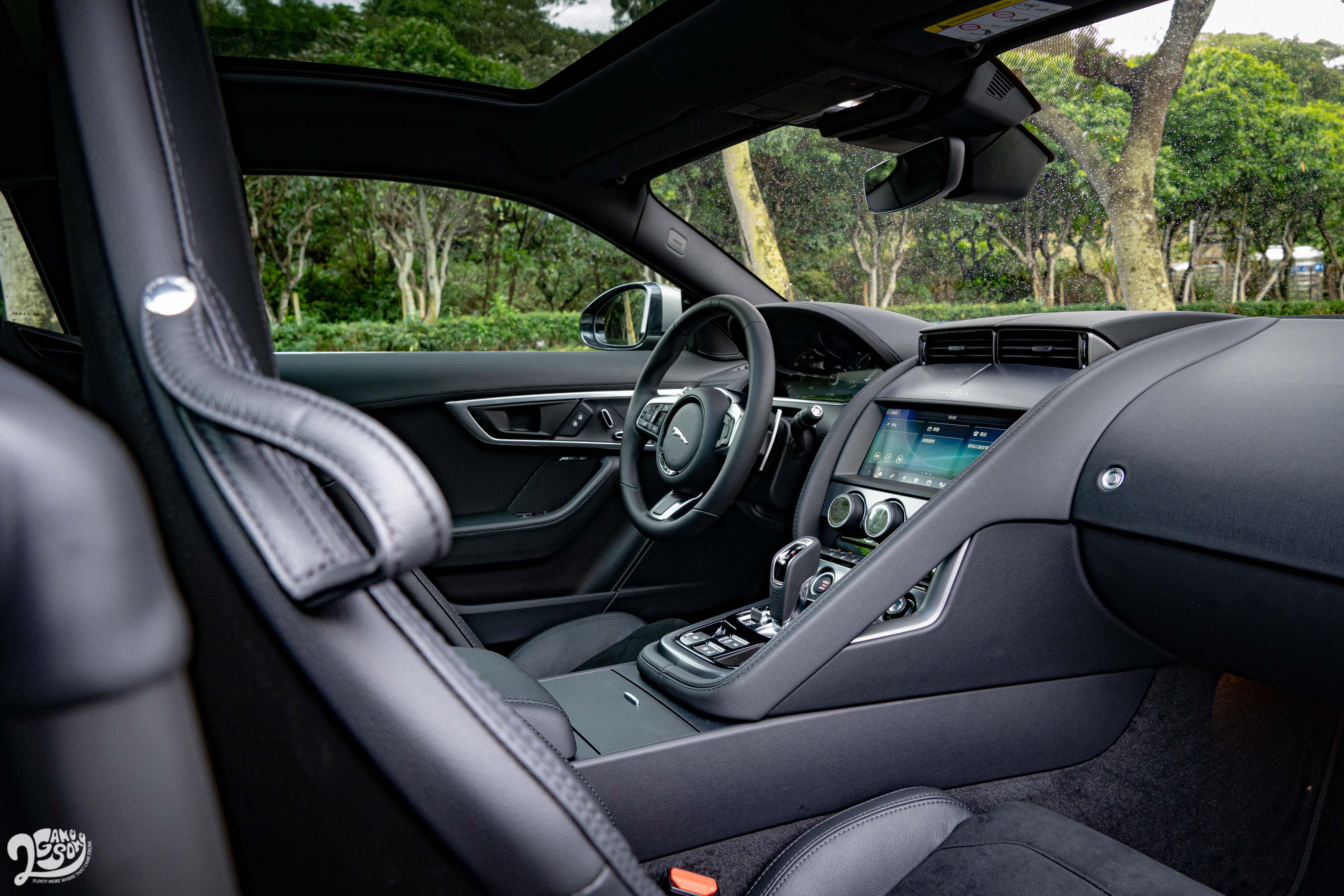 座艙鋪陳與小改款前大抵相同,透過中控台右方的線條,營造出 1+1 的座艙格局。